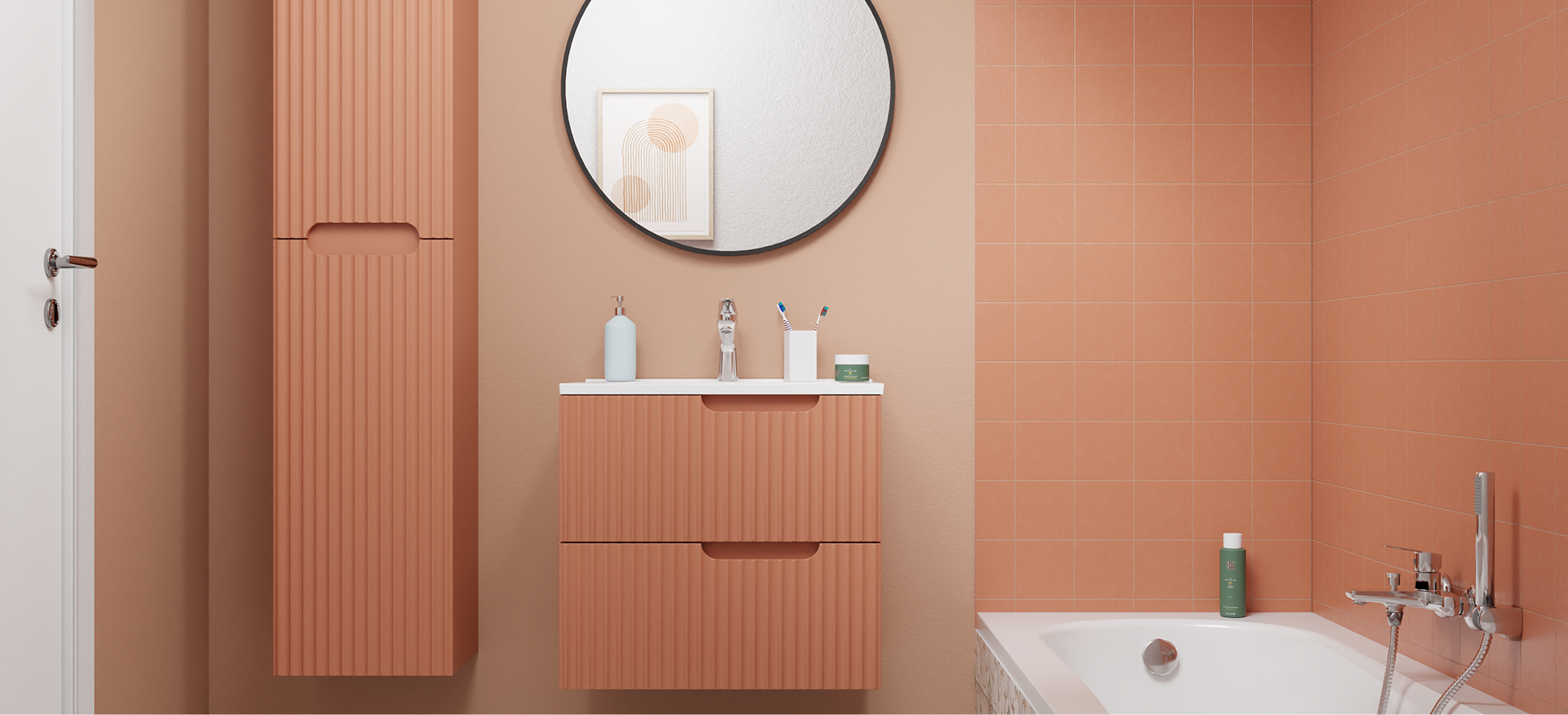 Modernes Badezimmer mit Waschtisch und Hochschrank in terracottafarbener Rillenoptik, rundem Spiegel, Badewanne mit Chromarmatur und gefliester Wand in warmen Farbtönen x²o Badezimmer