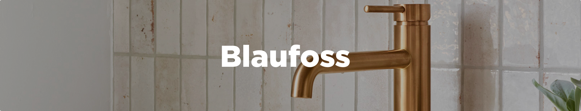 Blaufoss wastafelkraan in warme koperkleur met strakke cilindrische vorm en rechte uitloop, gemonteerd tegen een wand met lichte, vierkante tegels en subtiele natuurlijke kleurnuances.