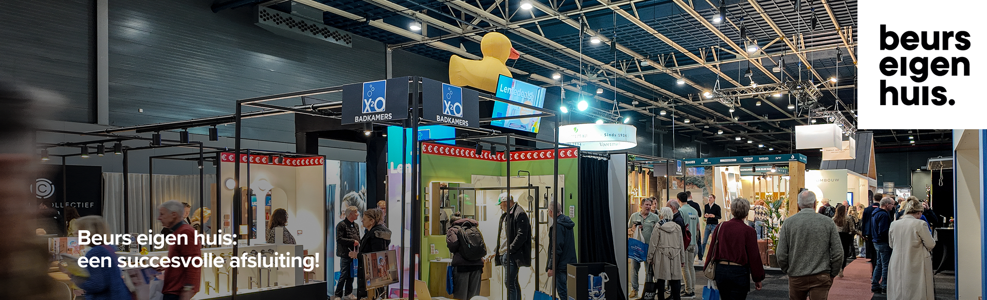 Bezoekers wandelen langs de stand van X²O badkamers op de woonbeurs Beurs Eigen Huis in een grote beurshal.