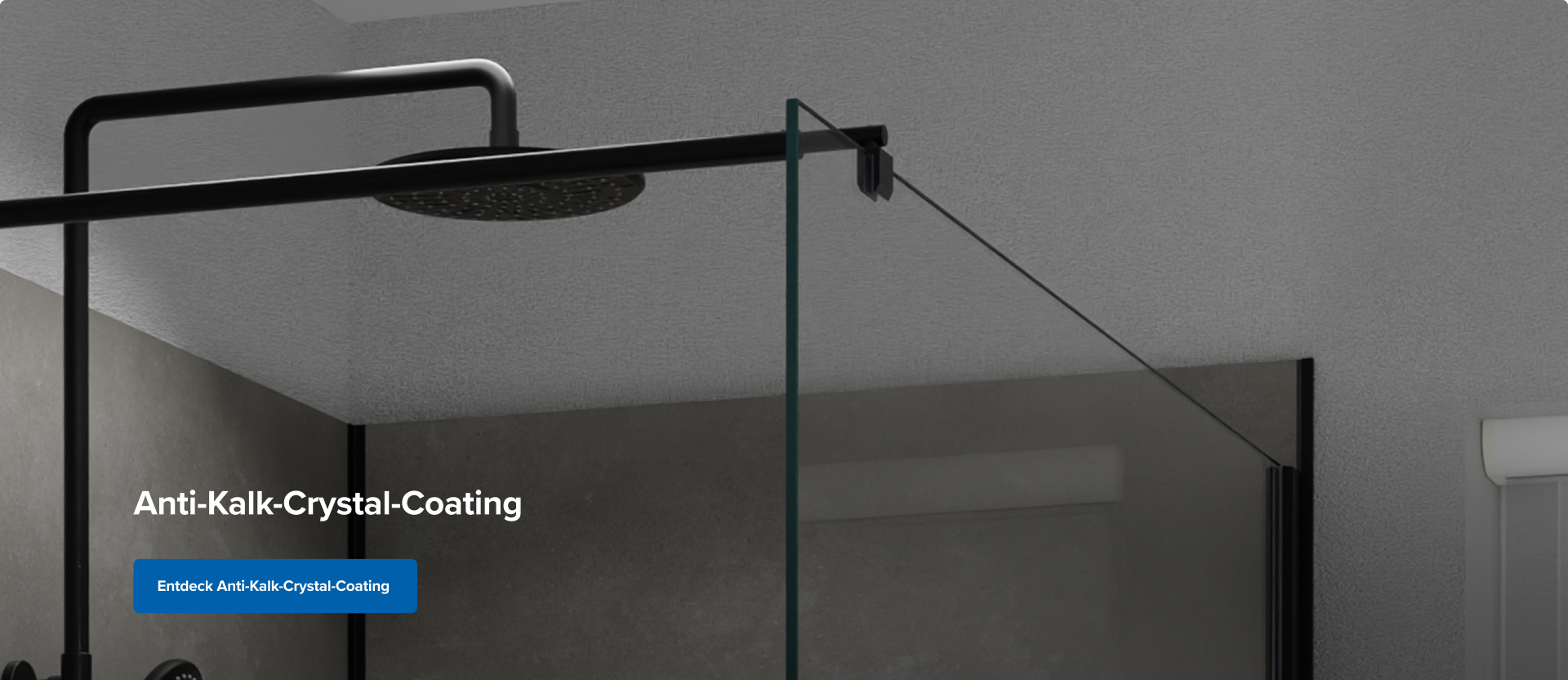 Detailaufnahme einer Duschwand mit schwarzer Regendusche in einem modernen Badezimmer, Fokus auf das Glas mit Anti-Kalk-Crystal-Coating von X²O Badezimmer.
