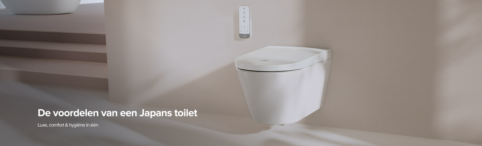 Headerbeeld met wit hangend douche wc en wandbediening in een minimalistische badkamer met de tekst “De voordelen van een japans toilet”, van x²o badkamers.