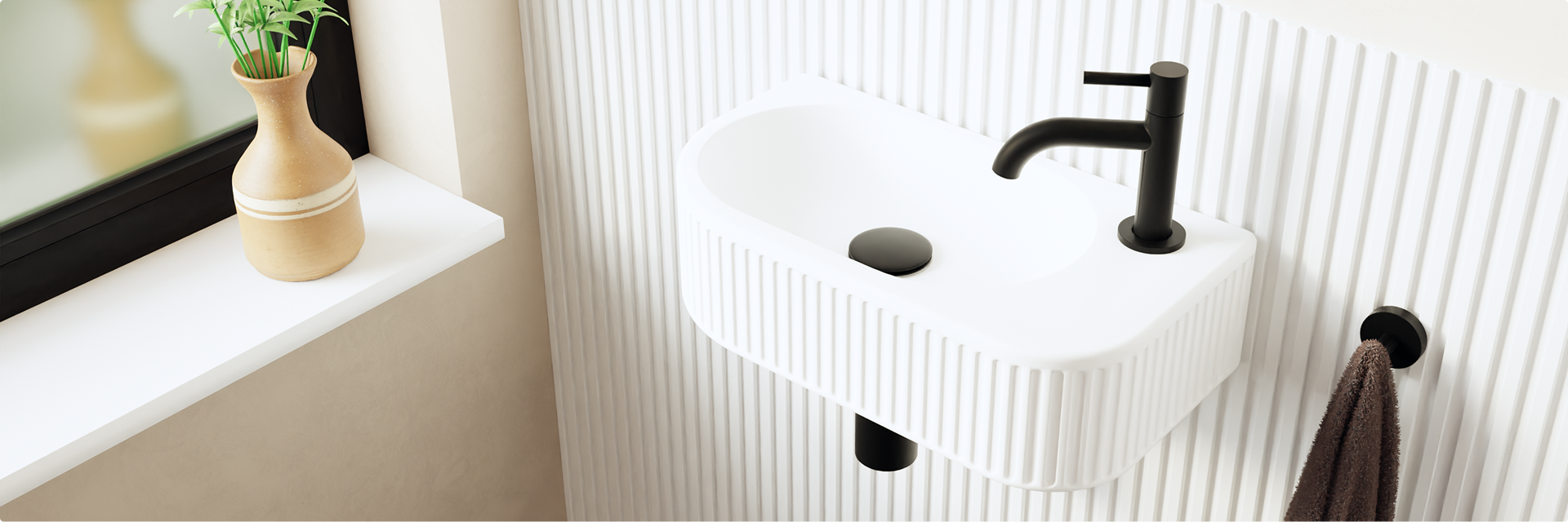 Weißes geriffeltes Wandwaschbecken mit integrierter Waschschale, mattschwarzem Wasserhahn und schwarzem Pop-up-Ablauf, montiert an einer weißen geriffelten Wand, in einem minimalistischen Badezimmer mit dekorativer Vase auf der Fensterbank.