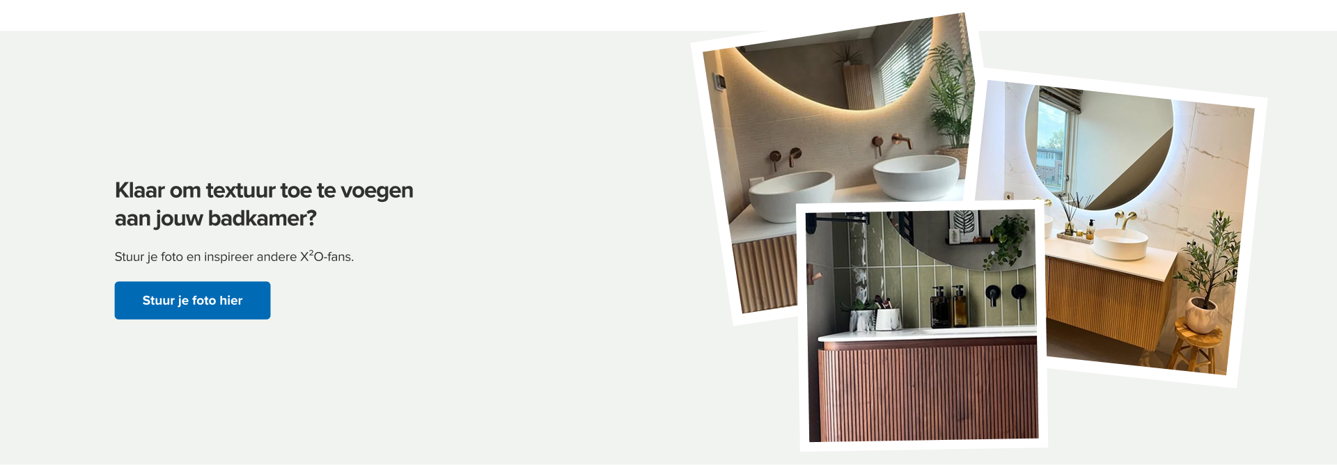 UGC-blok met oproep om textuur toe te voegen aan je badkamer, met collage van drie foto’s van badkamers met geribbelde badkamermeubels, ronde waskommen, verlichte spiegels en warme houttinten, en een knop “Stuur je foto hier”.