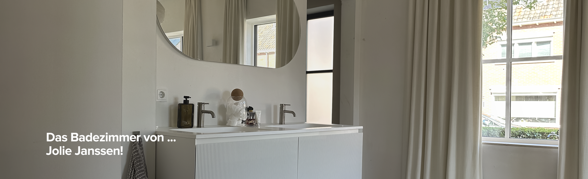 Modernes Badezimmer von x²o Badezimmer mit Balmani Fila Badmöbel und deutschem Titeltext über das Badezimmer von Jolie Janssen.