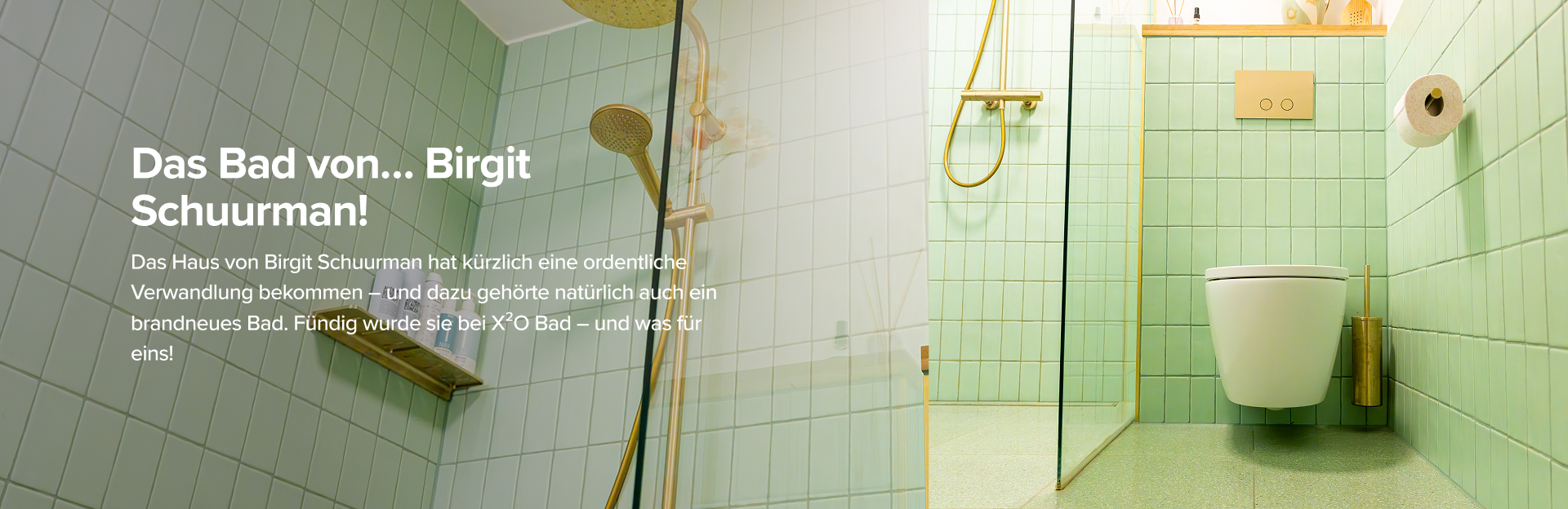 In diesem x²o Badezimmer von Birgit Schuurman siehst du ein grünes Bad mit goldener Dusche, wandhängendem WC mit goldener Bürste, Glasabtrennung und Accessoires wie Duftstäbchen und einer Blumenvase.