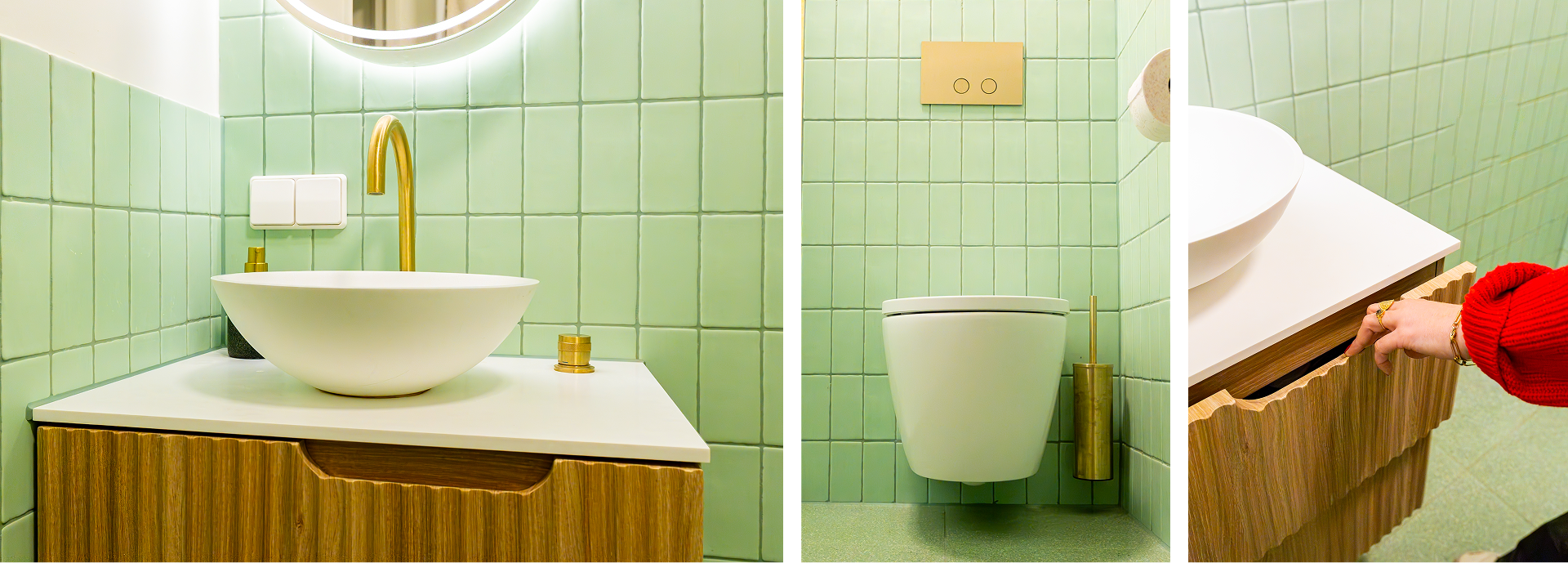 In deze x²o badkamers zie je links een waskom op een houten meubel met gouden kraan, in het midden een wandtoilet met gouden toiletborstel, en rechts een hand die een lade opent van het meubel.