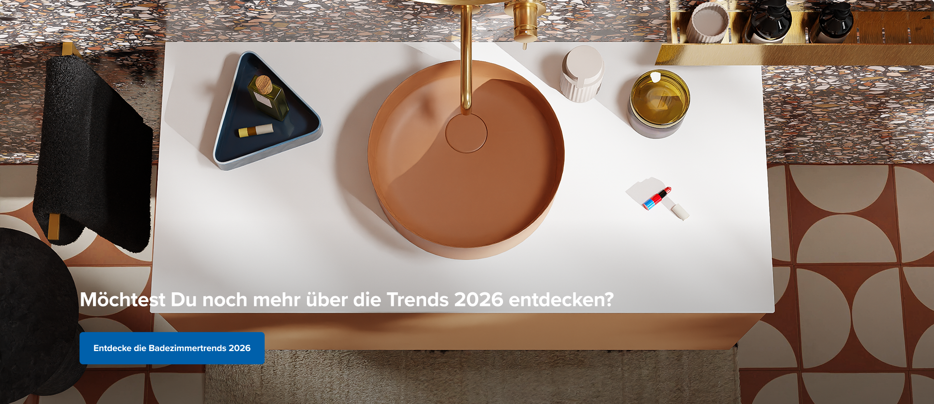 Terrakotta-Waschschale und goldene Armatur gemäß den Badezimmertrends 2026 bei X²O Badezimmer