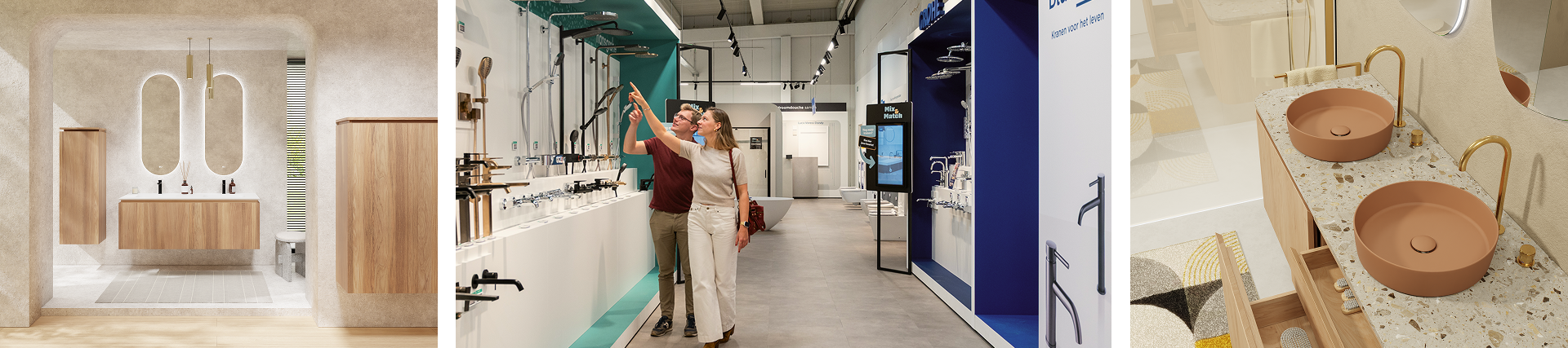 Breites Stimmungsbild aus einem x²o Badezimmer Showroom, das verschiedene Badtrends zeigt, links eine minimalistische Badgestaltung in warmen Beigetönen mit Holzmöbeln, in der Mitte ein Paar, das gemeinsam Armaturen und Duschen im Showroom betrachtet, und rechts eine moderne Badmöbelkombination mit zwei terrakottafarbenen Aufsatzwaschbecken, einer Terrazzo-Waschplatte und goldfarbenen Armaturen.