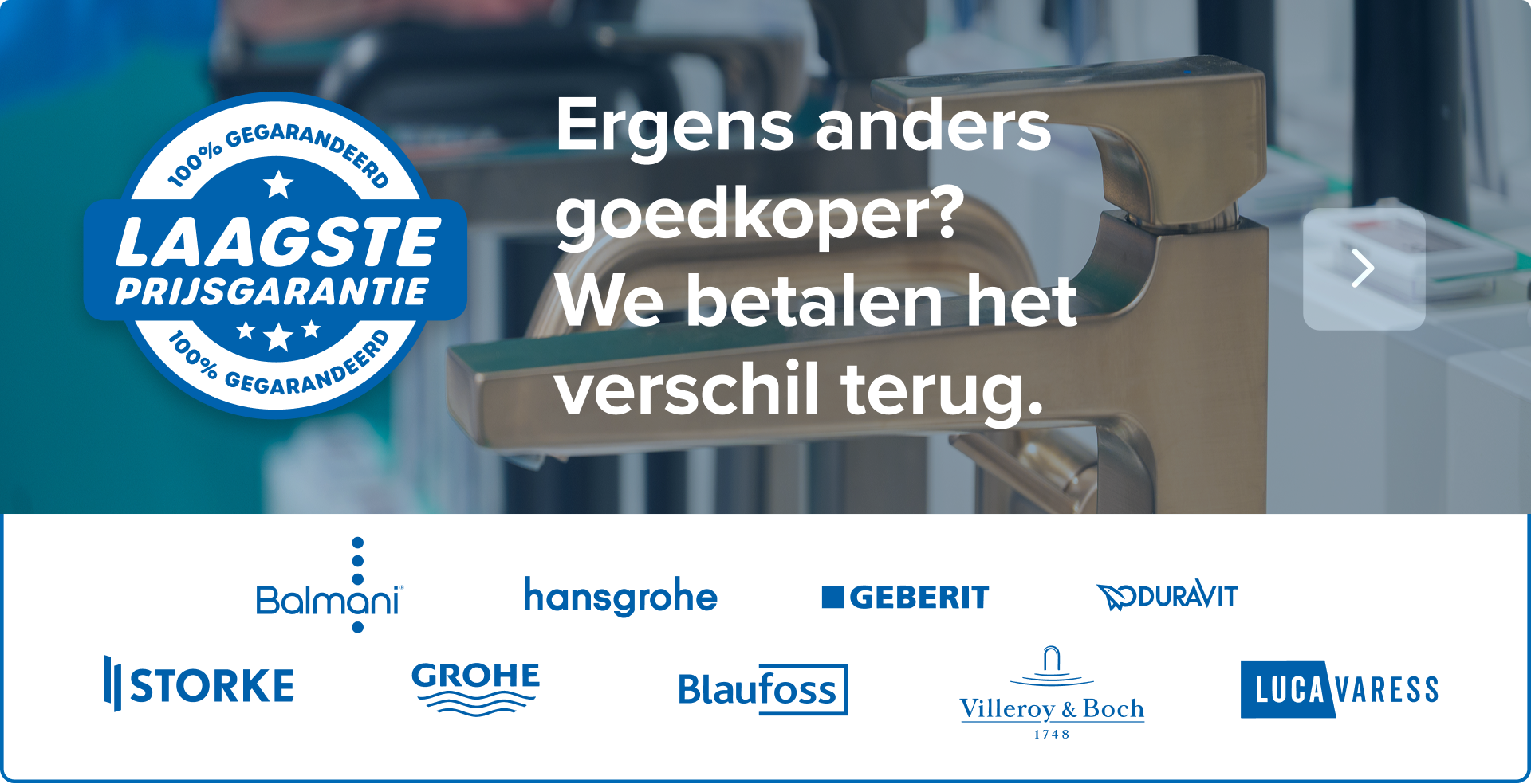 Promobeeld van x²o badkamers met een grote blauwe badge « Laagste prijsgarantie – 100% gegarandeerd » boven een onscherpe showroomachtergrond met kranen. In het midden staat de tekst « Ergens anders goedkoper? We betalen het verschil terug! » met een vinkje links naast « x²o Laagste prijsgarantie », en onderaan een witte balk met blauwe merknamen en logo’s (o.a. Balmani, hansgrohe, Geberit, Grohe, BlauFoss, Duravit, Villeroy & Boch en Luca Varess).