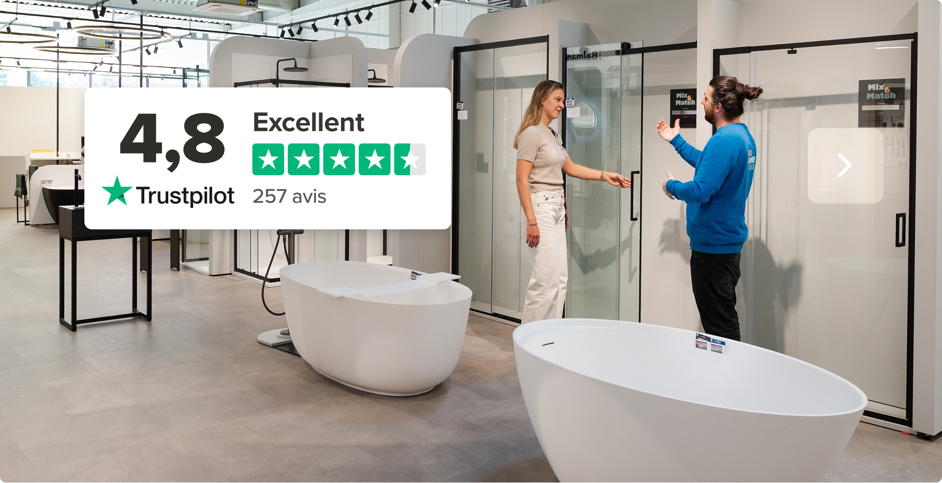Image montrant un showroom lumineux de x²o salles de bains avec plusieurs baignoires blanches modernes et des cabines de douche en verre. À gauche apparaît un encart Trustpilot indiquant la note « 4,8 – Excellent » avec cinq étoiles vertes et le texte « 257 avis ». Une conseillère et un conseiller discutent devant une cabine de douche, illustrant le service client de x²o salles de bains.