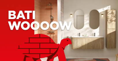 Promobanner met rode achtergrond en de tekst “Bati Wooooow” naast een badkamer met houten wastafelmeubel en dubbele spiegel, campagnebeeld van x²o badkamers.