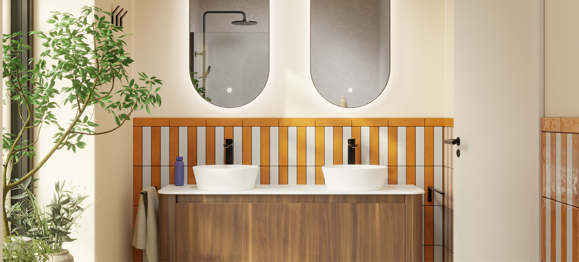 Moderne badkamer met houten dubbel wastafelmeubel, twee ronde waskommen, zwarte kranen, afgeronde spiegels en een decoratieve wand met verticale latten en een groene plant voor een natuurlijke sfeer x²o badkamers