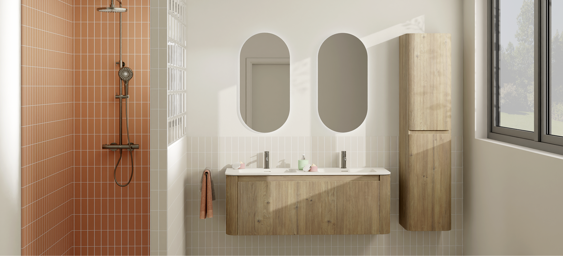 NL : Moderne badkamer met dubbel wastafelmeubel in licht hout, twee afgeronde spiegels, douche met terracotta tegels en natuurlijk licht via een raam in een warme ruimte x²o badkamers