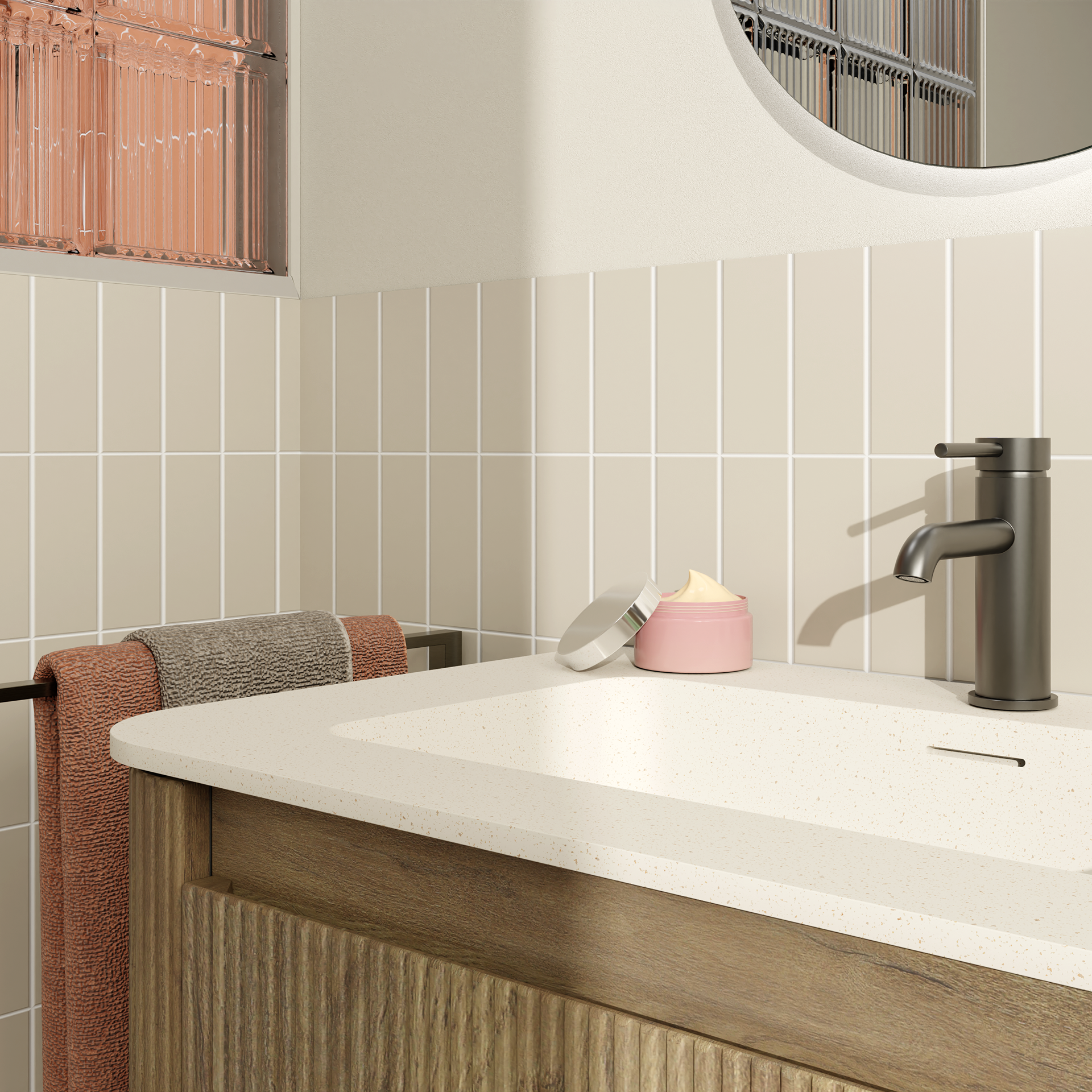 NL : Detail van een badkamer met houten wastafelmeubel met verticale ribbels, witte wastafel met moderne kraan in inox afwerking, open potje op het blad, handdoeken aan een zwarte handdoekhouder en witte wandtegels met een raam in roze glasblokken x²o badkamers