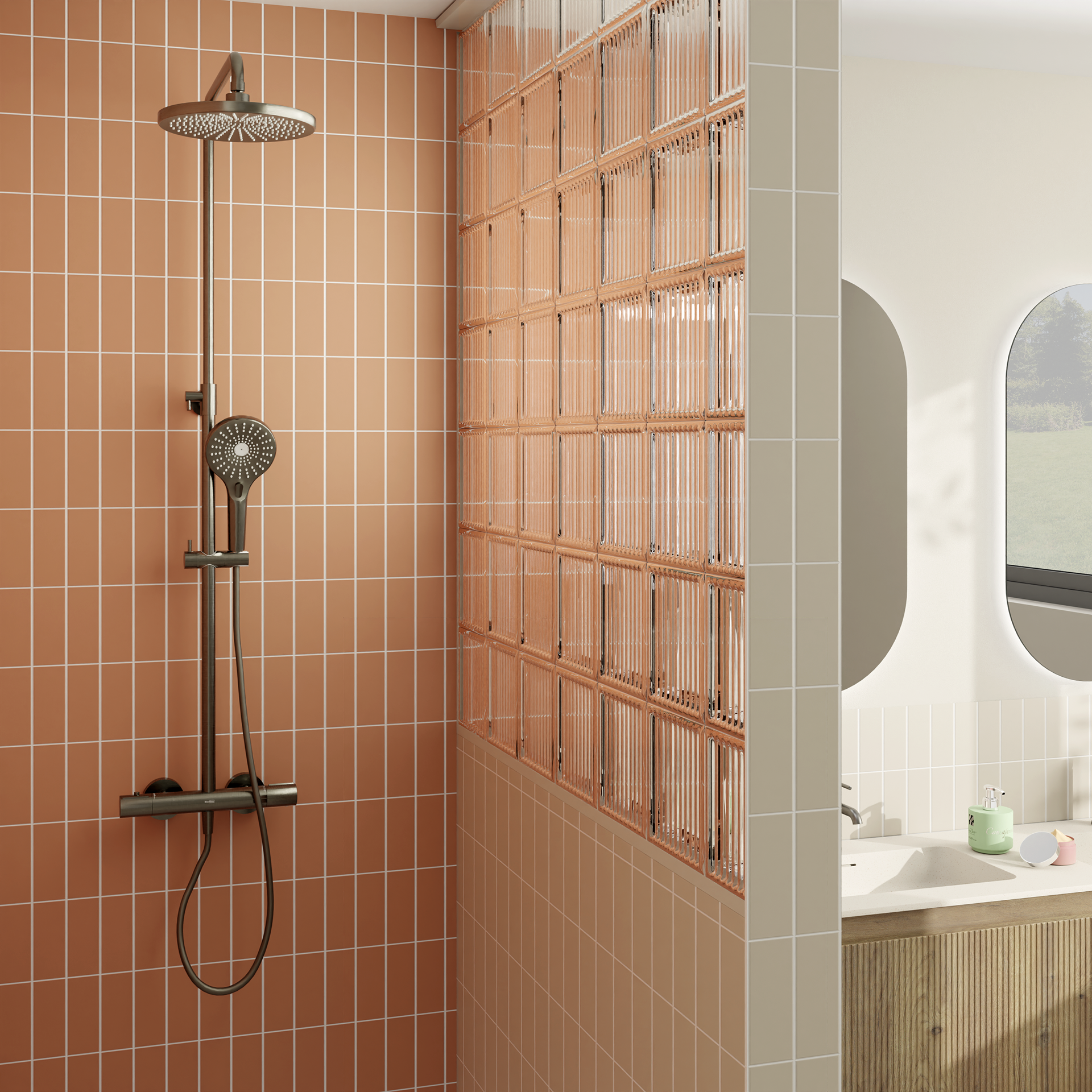 Inloopdouche met oranje wandtegels, zwarte regendouche en glazen blokwand naast wastafelmeubel in x²o badkamers