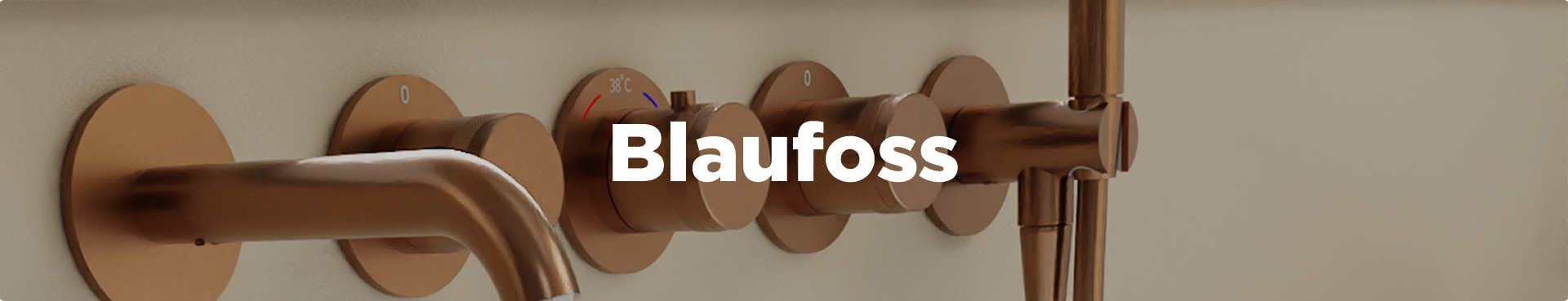 Blaufoss badkraan in koperkleur met ronde thermostaatknoppen en elegante uitloop, gecombineerd met een handdouche en gemonteerd op een effen, lichte badkamerwand.