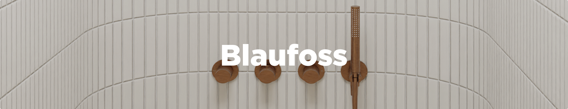 Wandmontierte Blaufoss Duscharmatur in warmer Kupferoptik mit runden Bedienknöpfen und Handbrause, angebracht an einer hellen Wand mit vertikal strukturierten Fliesen und sanften Wellenlinien.