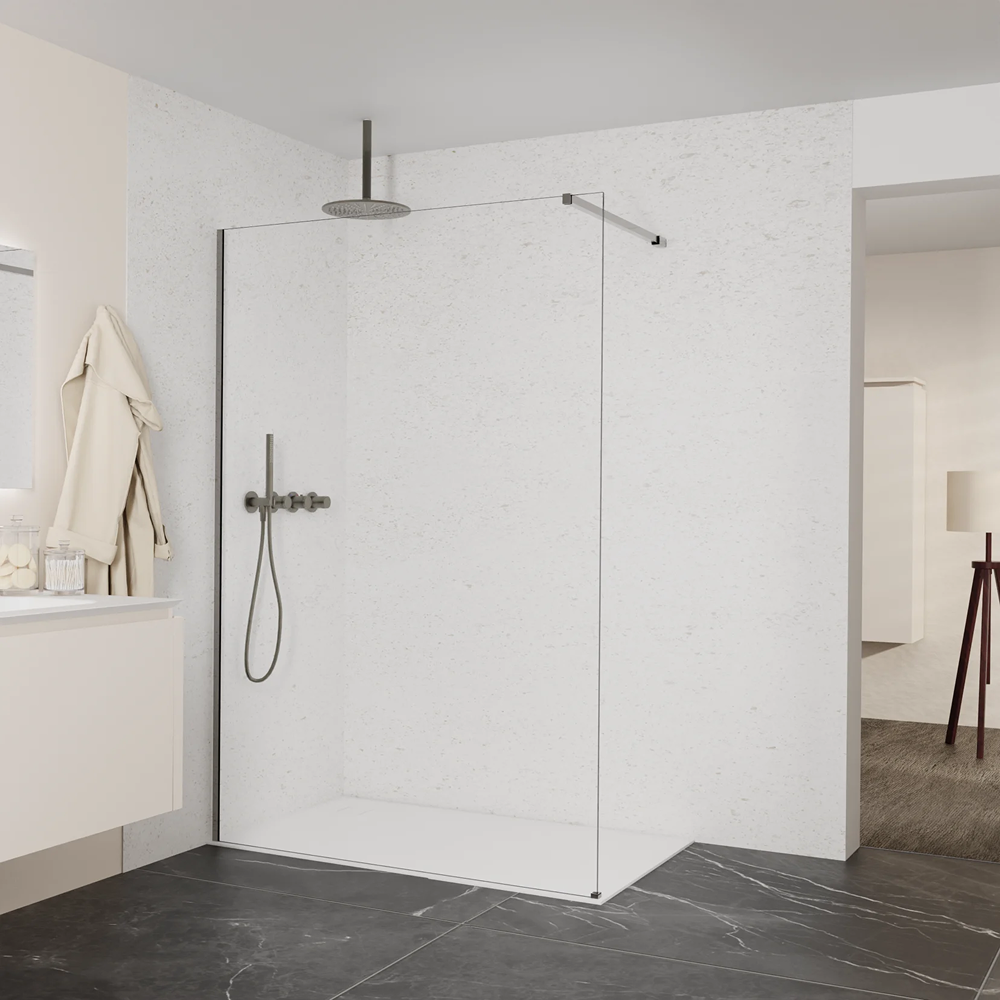 Minimalistische inloopdouche van x²o badkamers met een transparante glazen douchewand, zwarte regendouche, handdouche met thermostatische kraan, witte wanden, witte douchebak en donkere vloertegels met marmerlook. Naast de douche hangt een lichte badjas en is een modern badkamermeubel zichtbaar.