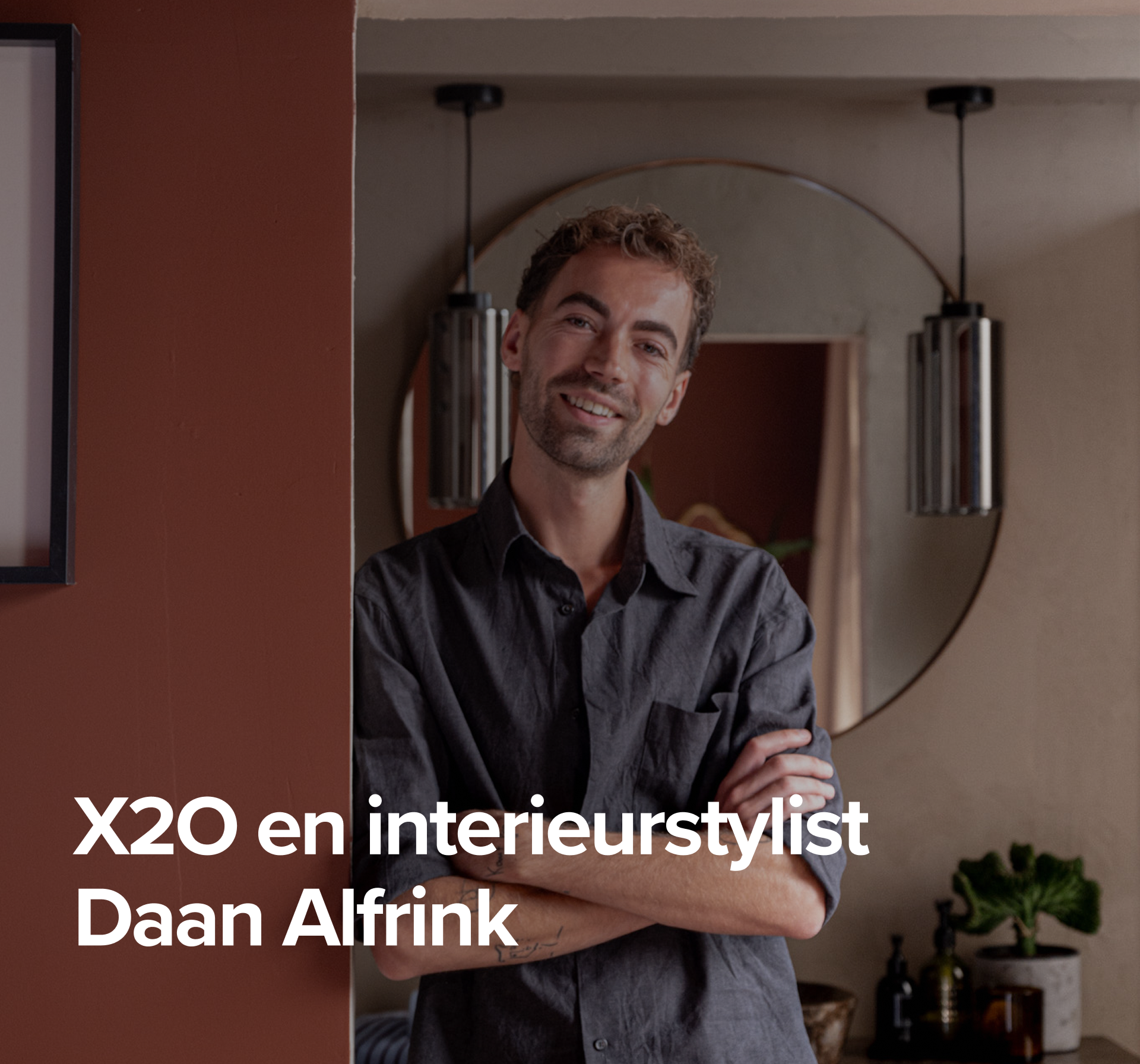 Interieurstylist Daan Alferink poseert trots in zijn stijlvolle badkamer met X²O meubelen.