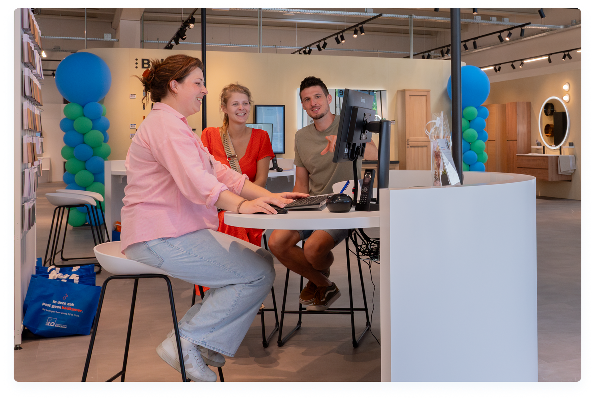 Une conseillère aide un couple dans le showroom de X2O salles de bains lors d’un entretien personnalisé.