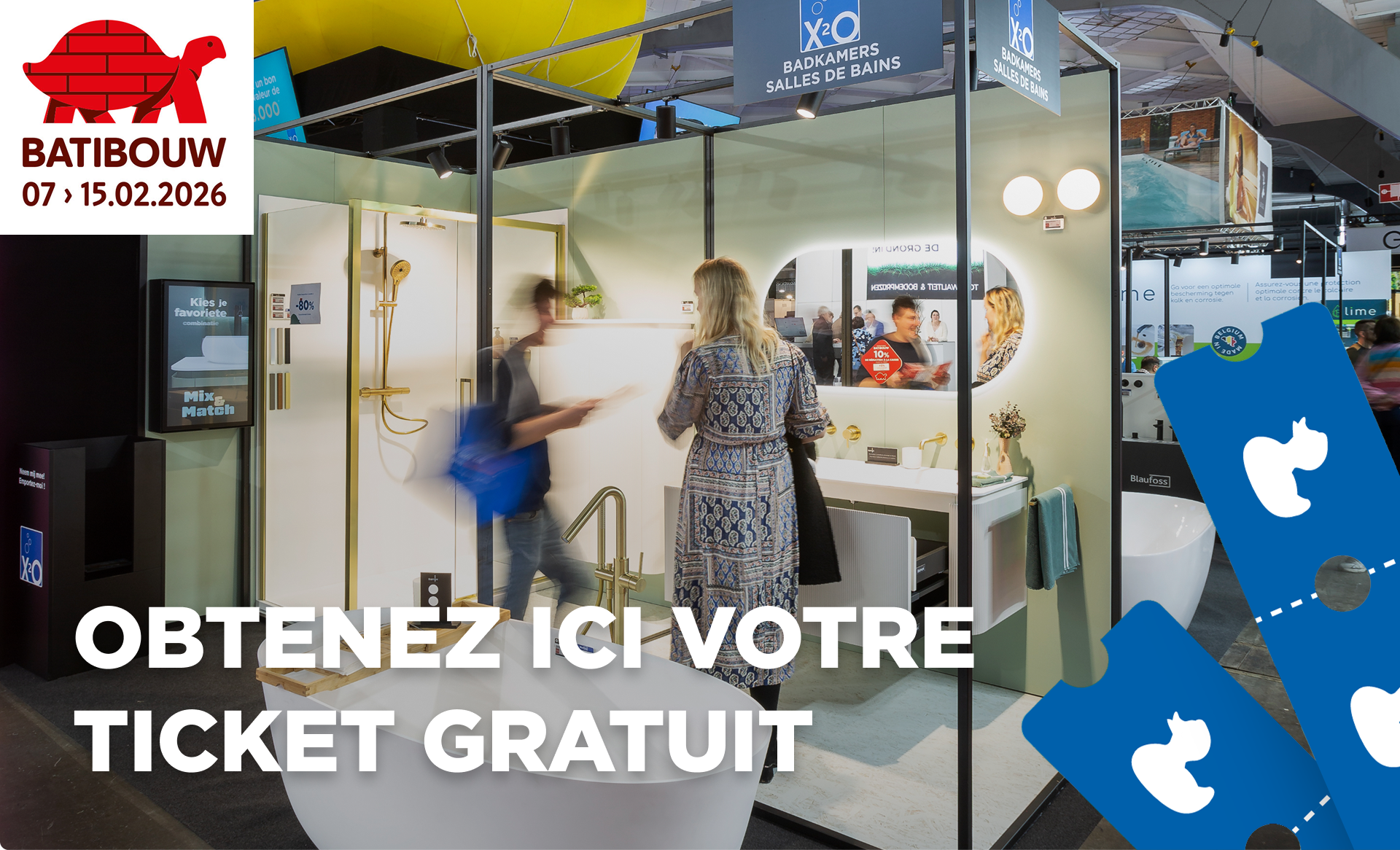 Photo du stand de x²o salles de bains lors du salon Batibouw 2026, le plus grand événement belge dédié à la construction et à la rénovation. Au centre de l’image, un espace salle de bains moderne est présenté avec des parois vert clair et une structure noire. À l’avant-plan se trouve une baignoire îlot blanche au design épuré, accompagnée d’une robinetterie dorée. À l’arrière-plan, une douche élégante avec colonne de douche dorée, douche pluie et douchette est visible. Sur la droite, un meuble lavabo blanc avec robinet doré est installé sous un grand miroir rond rétroéclairé, complété par deux appliques murales circulaires diffusant une lumière chaude. Une serviette verte est suspendue sous le meuble, et des accessoires décoratifs comme des plantes et des produits de salle de bains sont disposés avec soin. Plusieurs visiteurs circulent dans le stand ; l’un d’eux apparaît légèrement flou, illustrant l’ambiance animée de Batibouw 2026. En hauteur, un panneau affiche le logo et le nom de x²o salles de bains. En haut à gauche de l’image, le logo Batibouw avec une tortue rouge et les dates « 07 > 15.02.2026 » est clairement visible. En bas de l’image, le texte promotionnel « Obtenez ici votre ticket gratuit » est affiché en grandes lettres blanches. Sur la droite, des tickets bleus stylisés renforcent visuellement l’invitation à obtenir une entrée gratuite pour Batibouw 2026.