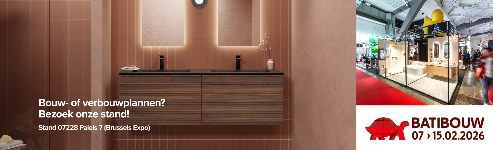 Promotionele hero-afbeelding van x²o badkamers voor Batibouw waarop centraal een strak en modern badkamermeubel te zien is met een zwevend houten onderkastmeubel in horizontale latstructuur, een donker werkblad met twee geïntegreerde wastafels, twee matzwarte kranen en twee grote rechthoekige spiegels met warme indirecte LED-verlichting, geplaatst tegen een wand met kleine terracotta kleurige wandtegels en zachte nisverlichting; links onderaan staat in duidelijke witte tekst “Bouw- of verbouwplannen? Bezoek onze stand! Stand 07228 Paleis 7 (Brussels Expo)”, terwijl rechts in beeld een foto is opgenomen van de x²o badkamers-beursstand op Batibouw met glazen wanden, helder verlichte badkameropstellingen, een rode loper en bezoekers die langs de stand lopen, met bovenaan een opvallend groot geel eend-icoon met het x²o-logo, en rechtsonder het Batibouw-logo met een rode schildpad en de datum “07 > 15.02.2026”, zodat mensen met een visuele beperking een volledig en gedetailleerd beeld krijgen van de sfeer, producten en beursinformatie van x²o badkamers.