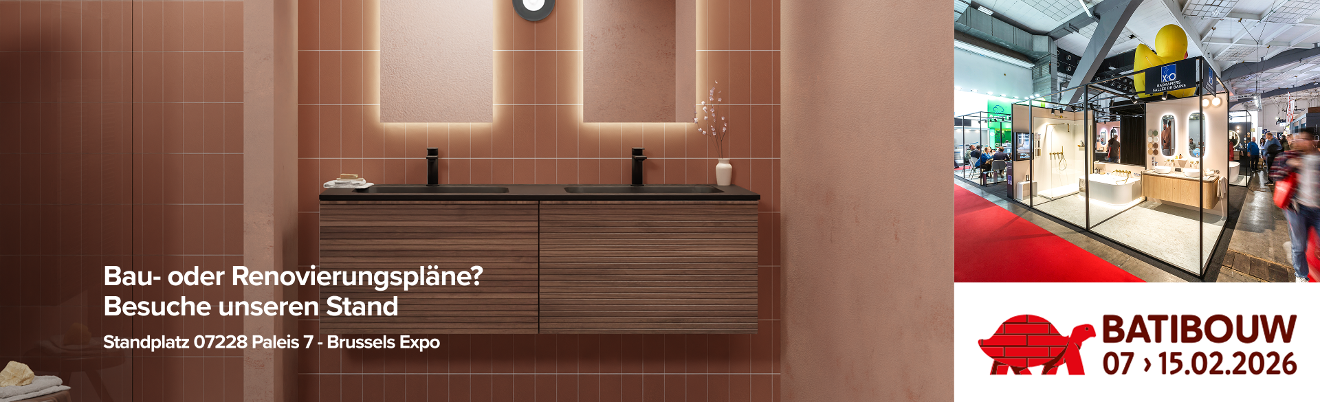 Du siehst ein Badezimmer mit rosafarbenen Terrakotta-Wandfliesen, einem Holzwaschtisch mit zwei schwarzen Waschbecken und zwei Spiegelpaneelen mit indirekter Beleuchtung. Rechts im Bild befindet sich der Messestand von X²O Badezimmer auf der Batibouw 2026, gestaltet wie ein kleines Haus mit verschiedenen Badaufbauten, darunter eine Badewanne und ein Waschbeckenmöbel. Unten im Bild ist das Batibouw-Logo mit einer roten Schildkröte aus Ziegelsteinen sowie das Veranstaltungsdatum: 07.–15.02.2026.