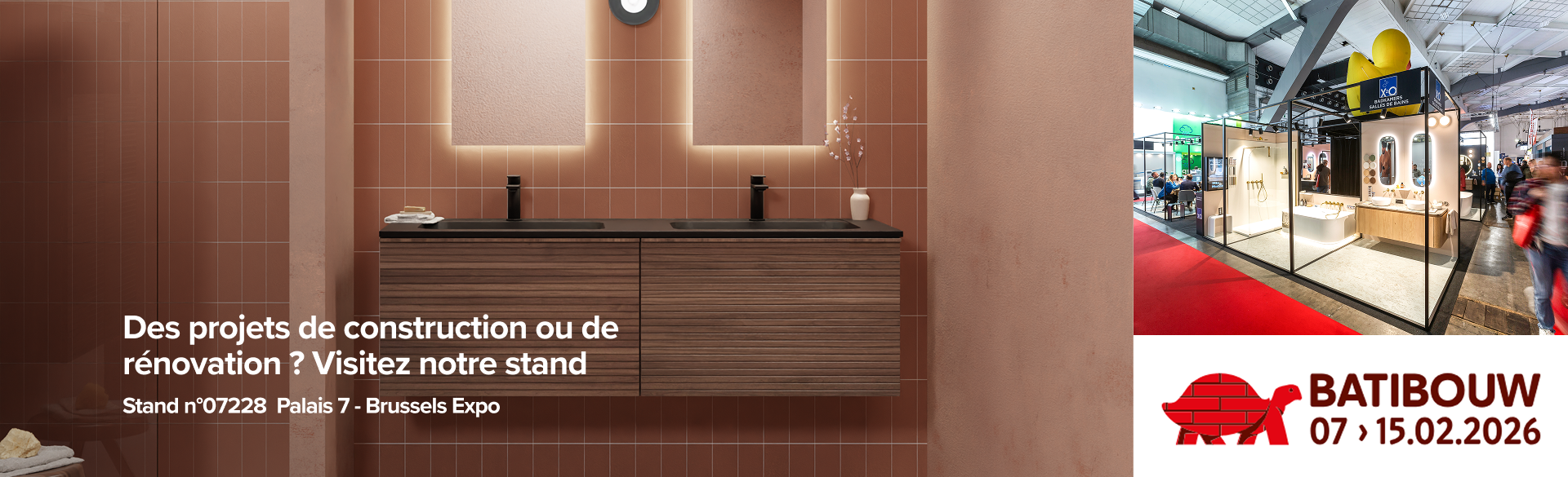 Texte alternatif (Frans) :  Salle de bains moderne avec des carreaux muraux rose terracotta, un meuble lavabo en bois avec deux vasques noires et des robinets noirs. Deux panneaux muraux rétroéclairés sont suspendus au-dessus des lavabos. À droite de l’image, un grand stand d’exposition de X²O Salles de bains à Batibouw 2026 est visible, construit en forme de maisonnette avec différentes configurations de salle de bains, y compris une baignoire indépendante et des miroirs. En bas, le logo de Batibouw avec une tortue en briques rouges et les dates du salon : 07–15.02.2026.