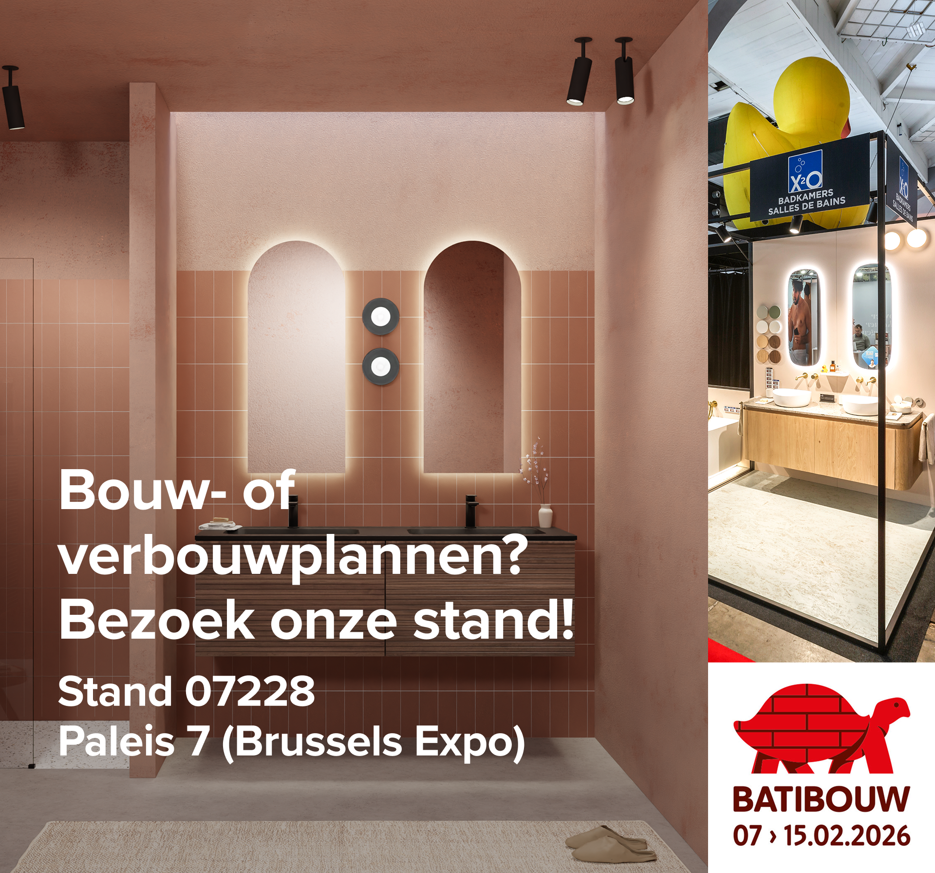 Promotionele hero-afbeelding van x²o badkamers voor Batibouw waarop centraal een strak en modern badkamermeubel te zien is met een zwevend houten onderkastmeubel in horizontale latstructuur, een donker werkblad met twee geïntegreerde wastafels, twee matzwarte kranen en twee grote rechthoekige spiegels met warme indirecte LED-verlichting, geplaatst tegen een wand met kleine terracotta kleurige wandtegels en zachte nisverlichting; links onderaan staat in duidelijke witte tekst “Bouw- of verbouwplannen? Bezoek onze stand! Stand 07228 Paleis 7 (Brussels Expo)”, terwijl rechts in beeld een foto is opgenomen van de x²o badkamers-beursstand op Batibouw met glazen wanden, helder verlichte badkameropstellingen, een rode loper en bezoekers die langs de stand lopen, met bovenaan een opvallend groot geel eend-icoon met het x²o-logo, en rechtsonder het Batibouw-logo met een rode schildpad en de datum “07 > 15.02.2026”, zodat mensen met een visuele beperking een volledig en gedetailleerd beeld krijgen van de sfeer, producten en beursinformatie van x²o badkamers.