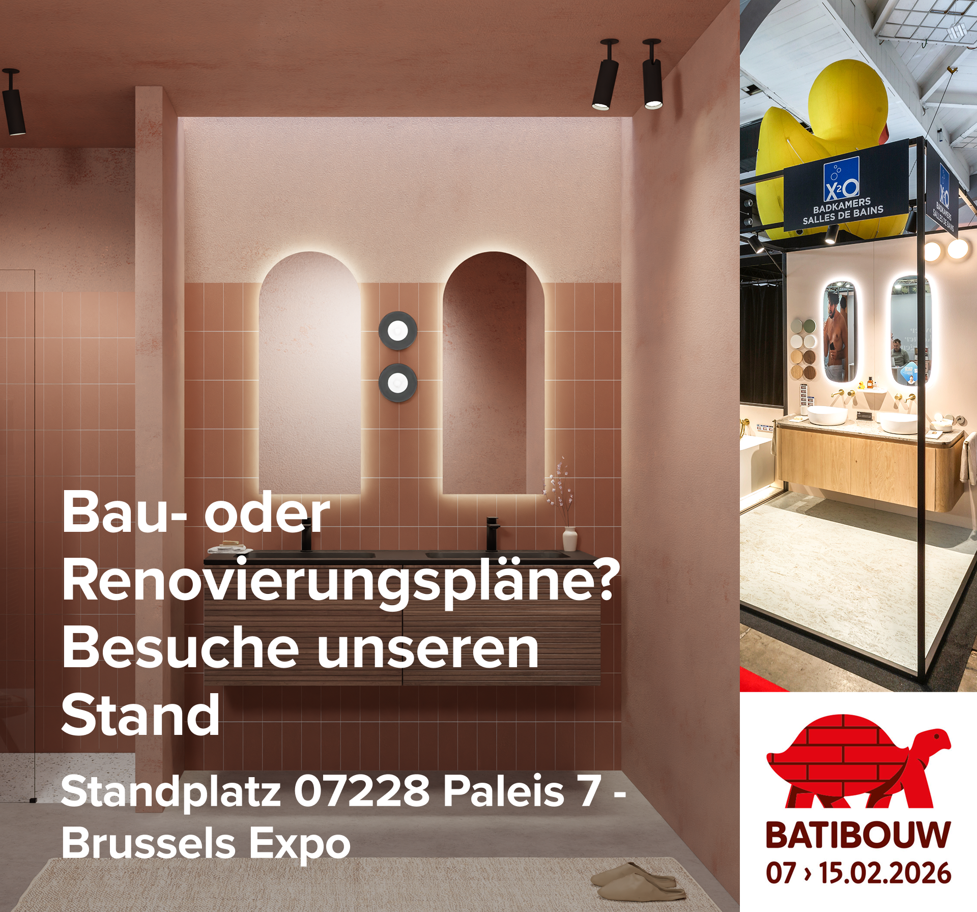Du siehst ein Badezimmer mit rosafarbenen Terrakotta-Wandfliesen, einem Holzwaschtisch mit zwei schwarzen Waschbecken und zwei Spiegelpaneelen mit indirekter Beleuchtung. Rechts im Bild befindet sich der Messestand von X²O Badezimmer auf der Batibouw 2026, gestaltet wie ein kleines Haus mit verschiedenen Badaufbauten, darunter eine Badewanne und ein Waschbeckenmöbel. Unten im Bild ist das Batibouw-Logo mit einer roten Schildkröte aus Ziegelsteinen sowie das Veranstaltungsdatum: 07.–15.02.2026.