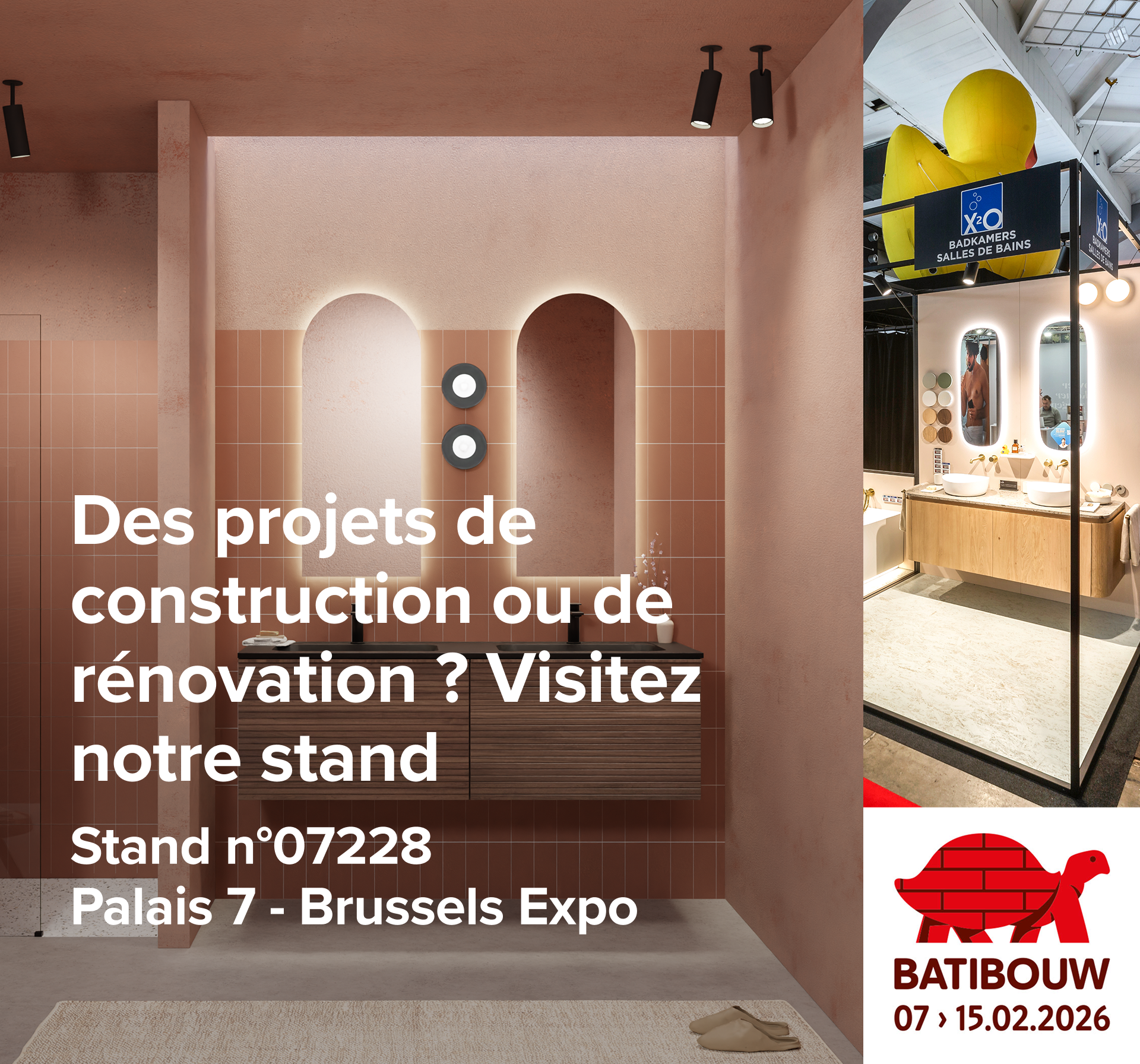 Texte alternatif (Frans) : Salle de bains moderne avec des carreaux muraux rose terracotta, un meuble lavabo en bois avec deux vasques noires et des robinets noirs. Deux panneaux muraux rétroéclairés sont suspendus au-dessus des lavabos. À droite de l’image, un grand stand d’exposition de X²O Salles de bains à Batibouw 2026 est visible, construit en forme de maisonnette avec différentes configurations de salle de bains, y compris une baignoire indépendante et des miroirs. En bas, le logo de Batibouw avec une tortue en briques rouges et les dates du salon : 07–15.02.2026.