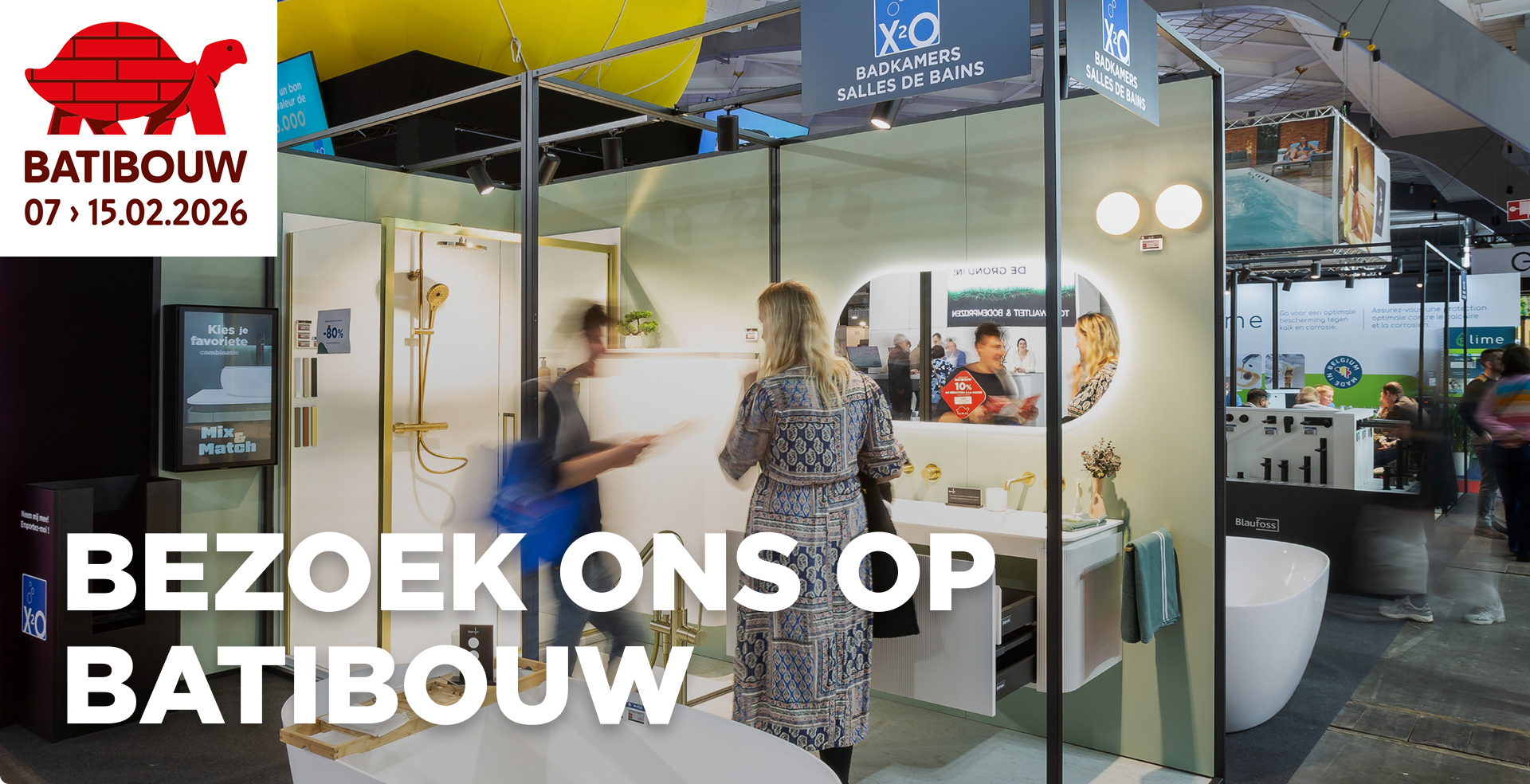 Promotiebeeld van X²O badkamers op Batibouw 2026. Op de voorgrond is een moderne beursstand van X²O te zien met een stijlvolle badkameropstelling, waaronder een gouden regendouche, een wastafelmeubel met ronde spiegel en een vrijstaand bad. Twee bezoekers bekijken de stand. In de linkerbovenhoek staat het Batibouw-logo met een rode schildpad en de tekst: "BATIBOUW 07 › 15.02.2026". Grote witte tekst over de foto luidt: "BEZOEK ONS OP BATIBOUW". Je vindt X²O badkamers op standnummer 07228 in Brussels Expo.