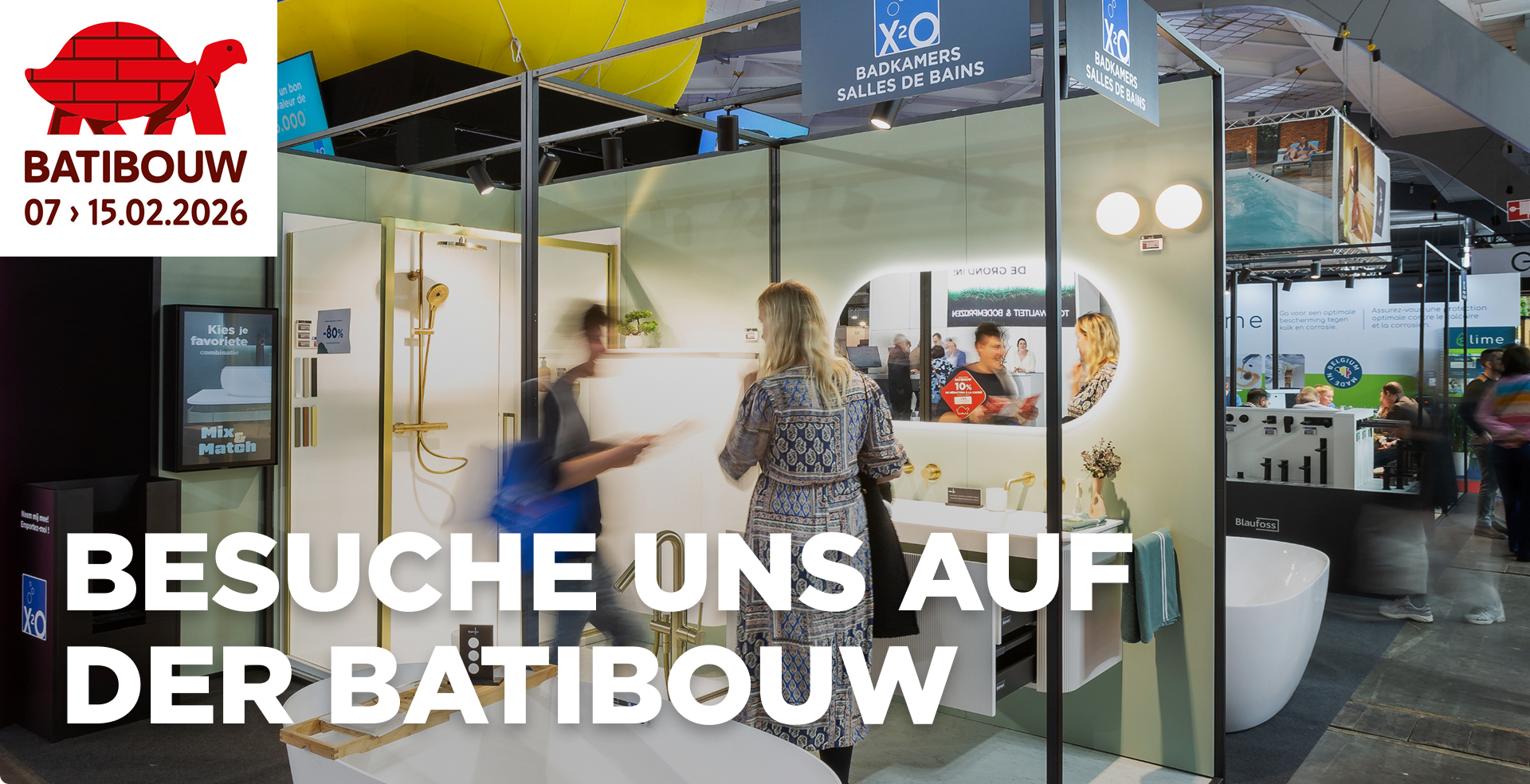 Werbebild von X²O Badezimmer auf der Messe Batibouw 2026. Im Vordergrund sieht man den modernen X²O-Messestand mit einer eleganten Badezimmereinrichtung, darunter eine goldene Regendusche, ein Waschtisch mit rundem Spiegel und eine freistehende Badewanne. Zwei Besucher betrachten den Stand. Oben links ist das Batibouw-Logo mit einer roten Schildkröte und dem Text: „BATIBOUW 07 › 15.02.2026“. In großer weißer Schrift steht: „BEZOEK ONS OP BATIBOUW“. Du findest X²O Badezimmer auf der Standnummer 07228 in der Brussels Expo.