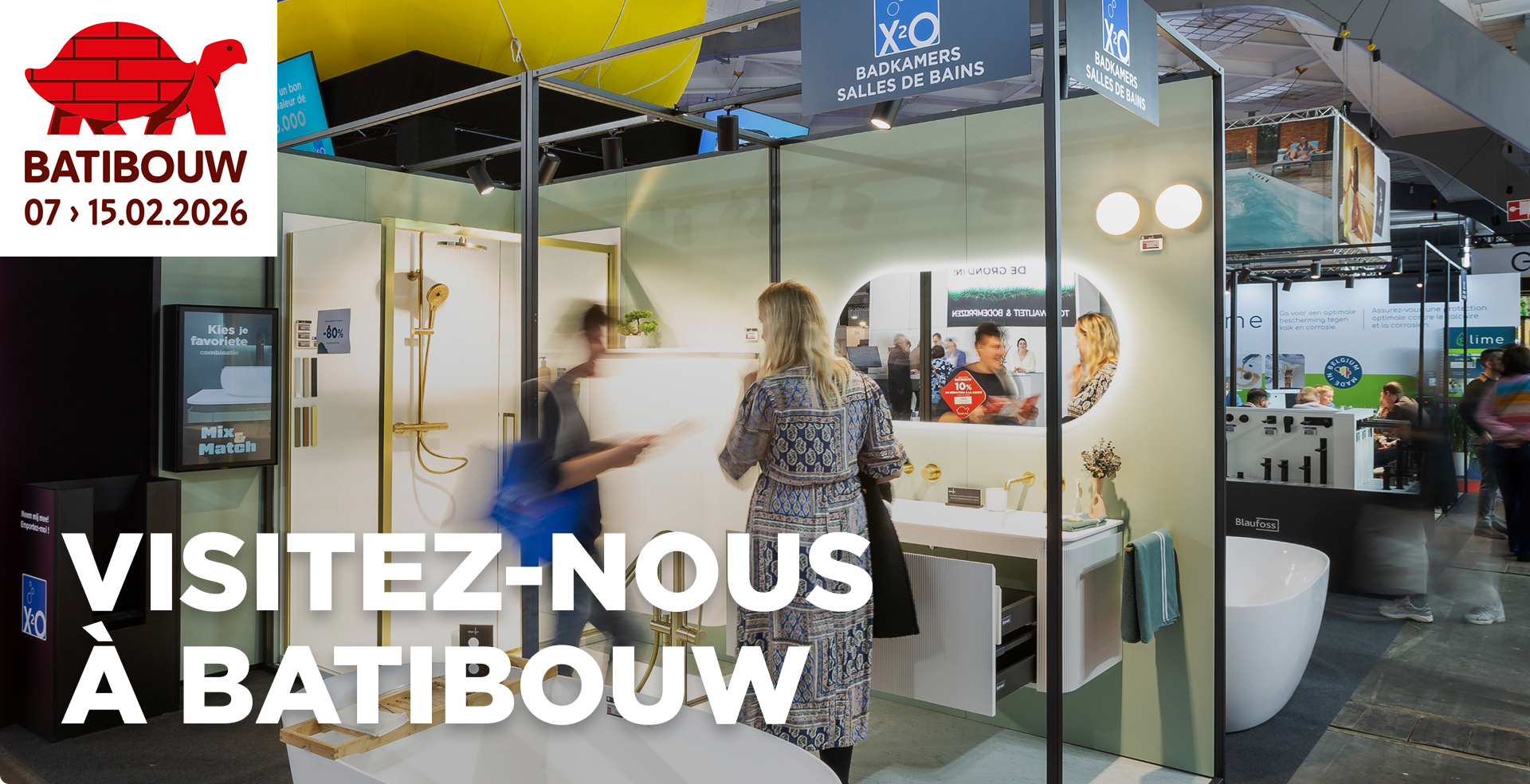 Image promotionnelle de X²O salles de bains au salon Batibouw 2026. À l’avant-plan, on voit un stand X²O avec une salle de bains élégante : douche à effet pluie dorée, meuble-lavabo avec miroir rond et baignoire îlot. Deux visiteurs observent le stand. En haut à gauche, le logo Batibouw avec une tortue rouge et le texte : "BATIBOUW 07 › 15.02.2026". En grandes lettres blanches : "BEZOEK ONS OP BATIBOUW". Retrouvez X²O salles de bains au stand numéro 07228 à Brussels Expo.
