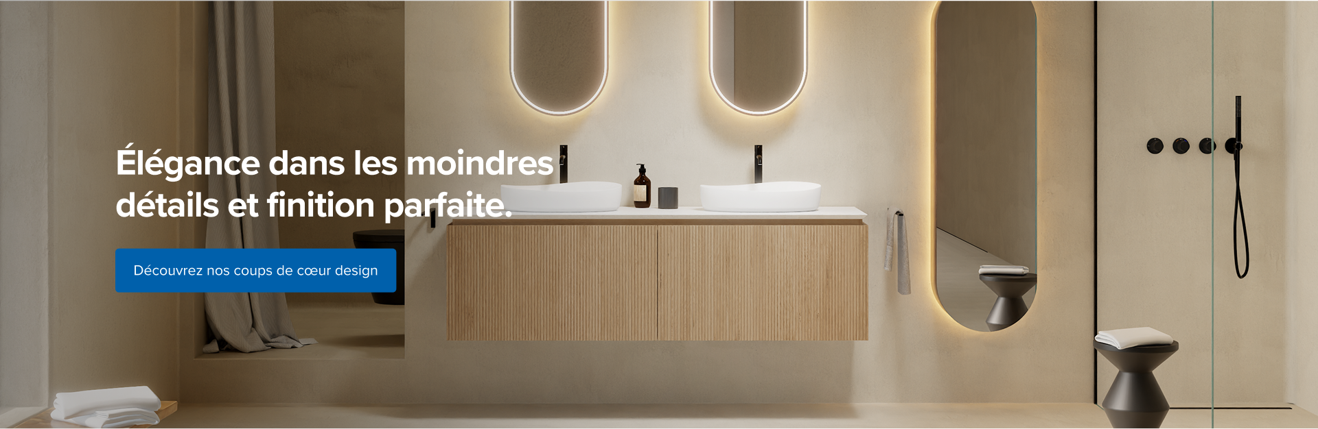 Salle de bains élégante et minimaliste signée X²O Salles de bains, entièrement dans des tons beiges doux. Un meuble vasque suspendu en bois clair avec des rainures verticales est centré sur l'image. Il est équipé de deux vasques blanches aux formes asymétriques et de robinets noirs. Deux miroirs ovales rétroéclairés sont accrochés au mur beige derrière. À droite, une douche à l’italienne avec paroi en verre et commande noire, ainsi qu’un tabouret noir au design sculptural avec une serviette blanche pliée dessus. À gauche, une niche avec un rideau beige clair et un WC suspendu noir mat. Sur la gauche, le texte indique : “Élégance dans les moindres détails et finition parfaite.” Un bouton bleu invite à “Découvrir nos coups de cœur design”.