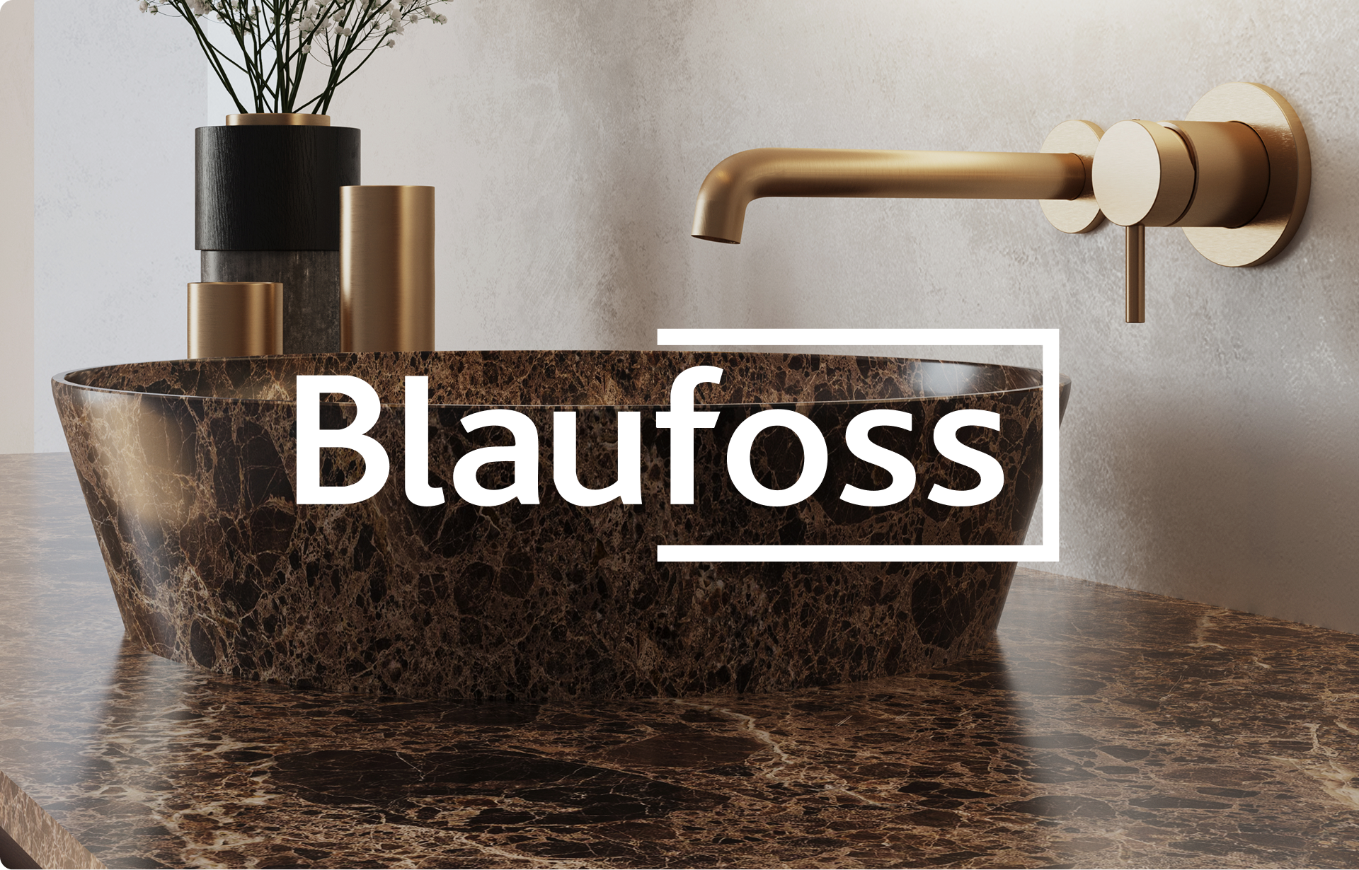 Een premium badkamerdetail van X²O Badkamers met een elegante, luxe uitstraling. Centraal staat een ovale opbouw-waskom in donkerbruin marmer met een rijke adering, geplaatst op een bijpassend marmeren werkblad. Rechts aan de muur is een minimalistische wandkraan in geborsteld goud gemonteerd. Links op het blad staan enkele stijlvolle decoratie-elementen: cilindervormige gouden en zwarte vazen met bloemen. Op de voorgrond is het witte Blaufoss-logo over de waskom geplaatst.