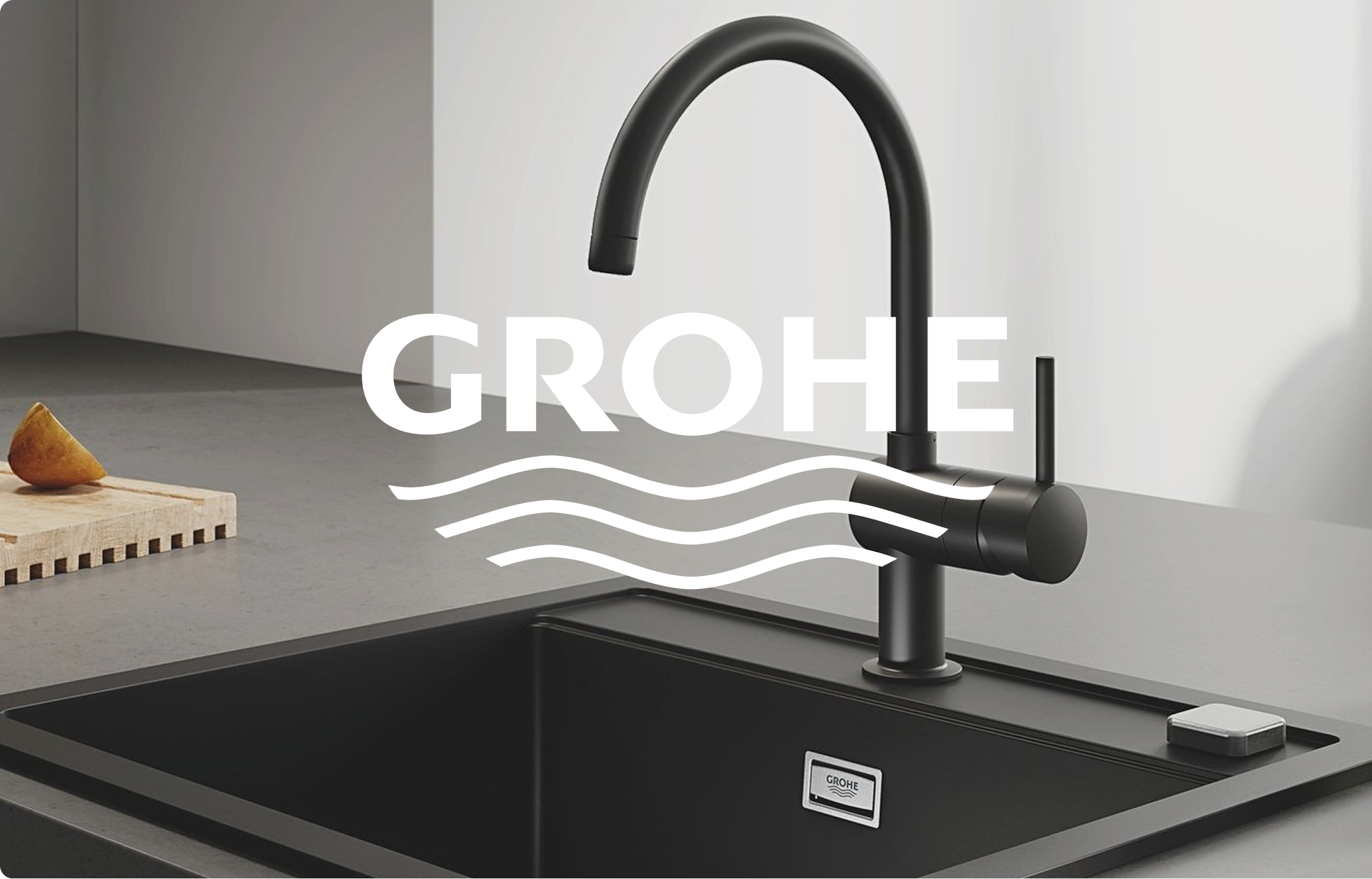 Een moderne en minimalistische keukenopstelling van X²O Badkamers met een matzwarte GROHE-keukenkraan in boogvorm. De kraan is gemonteerd op een rechthoekige zwarte spoelbak die verzonken is in een donkergrijs werkblad. Op de achtergrond staat een houten snijplank met een geschilde aardappel erop. De omgeving is strak en licht, met een witte wand en eenvoudige lijnen. Het GROHE-logo met golvende lijnen staat prominent over de afbeelding.