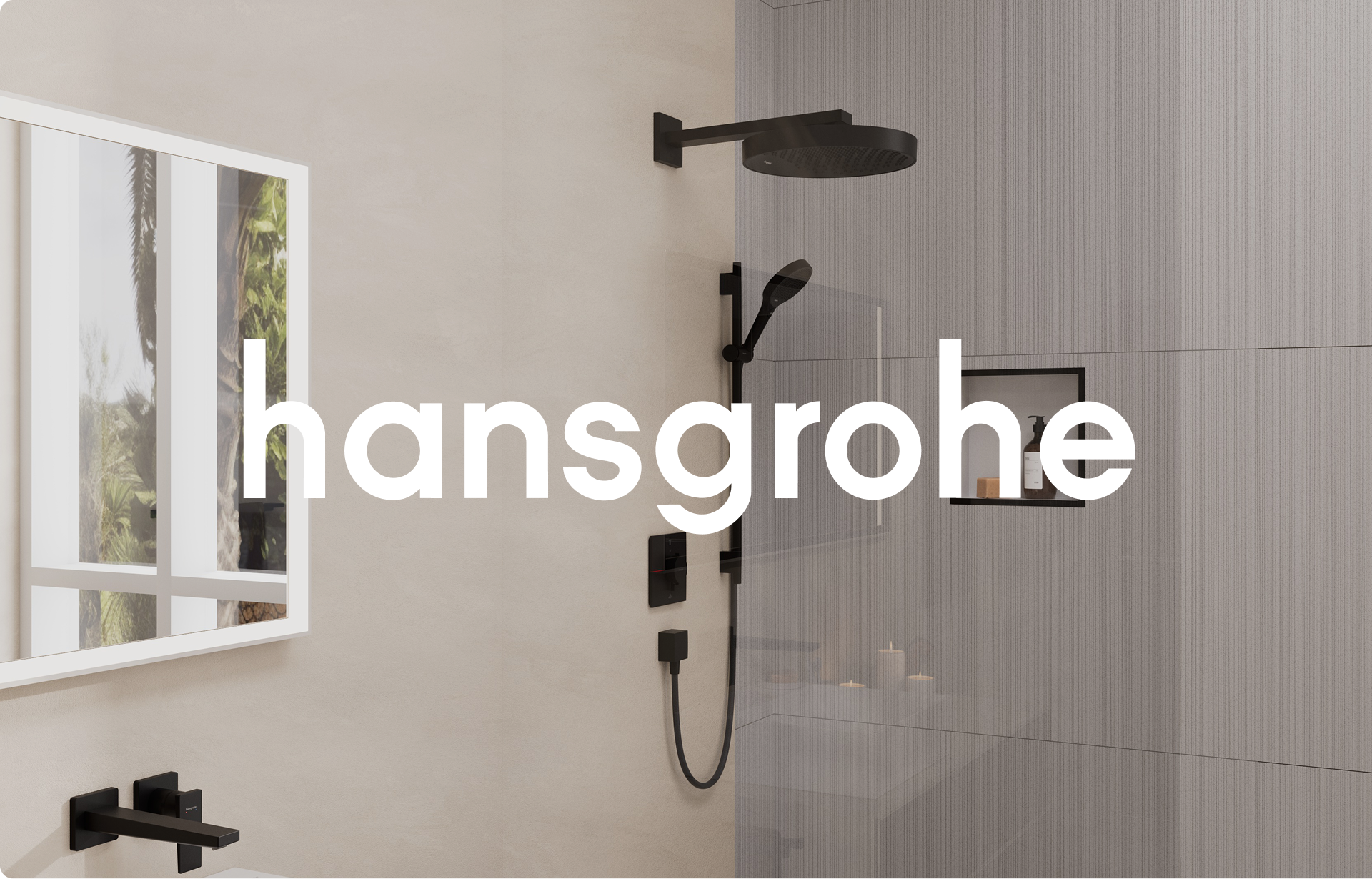 Een moderne inloopdouche bij X²O Badkamers met een stijlvolle Hansgrohe douche-installatie in matzwart. Aan de wand hangen een ronde regendouchekop en een handdouche met een slanke glijstang. De wandtegels zijn verticaal geribbeld in een lichtgrijze tint. Links is een wandspiegel te zien met een raam dat uitkijkt op palmbomen. Onder het raam is een wastafelkraan van Hansgrohe gemonteerd. In de nis van de douche staan verzorgingsproducten en branden kaarsen. Het logo van Hansgrohe staat centraal over de afbeelding geplaatst.