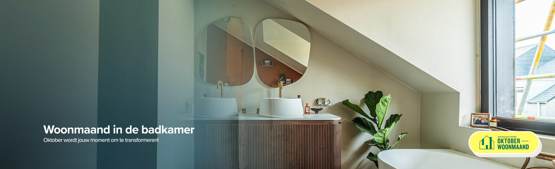 Sfeervolle badkamer met houten meubel, designspiegels en planten tijdens de woonmaand.