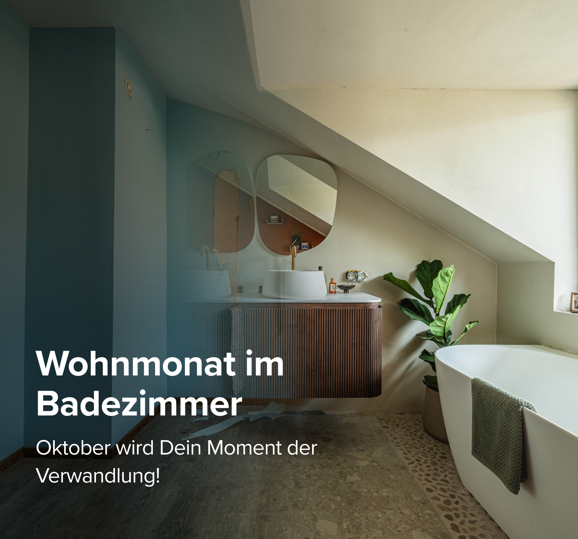Stilvolles Badezimmer mit Holzmöbel, Designspiegeln und Zimmerpflanze zum Wohnmonat.