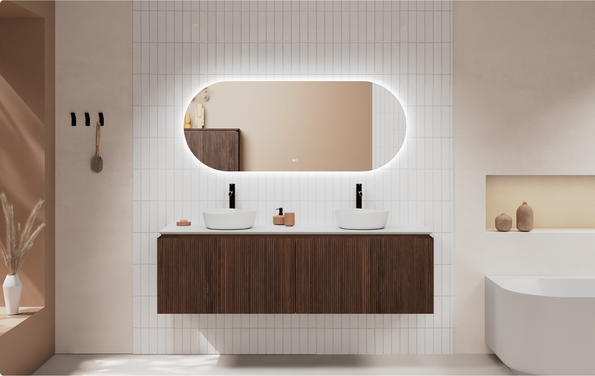 x²o Badgestaltung mit weiß gefliestem Wandbereich, langgezogenem ovalen Spiegel mit Beleuchtung, hängendem Holzschrank mit zwei Waschbecken und schwarzen Armaturen. Rechts eine Nische mit Keramikvasen und eine weiße Badewanne mit abgerundeten Ecken.