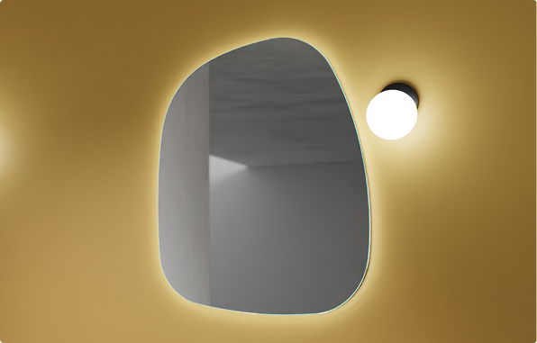 Organisch geformter Spiegel von x²o Badezimmer mit integrierter Beleuchtung vor warmem gelbem Hintergrund.