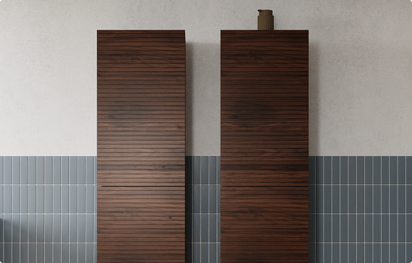 Zwei hohe Holzschränke von x²o Badezimmer mit vertikaler Rillenstruktur in dunkler Holzfarbe.
