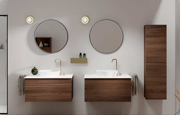 Badezimmer von x²o Badezimmer mit Doppelwaschbecken, Holzmöbel, runden Spiegeln und Hochschrank.