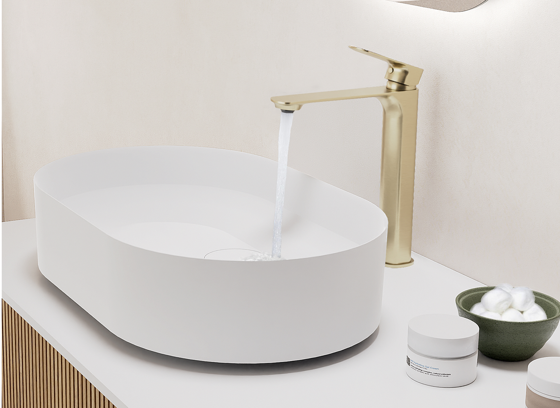 Aménagement moderne avec robinet doré et vasque ovale, disponible exclusivement chez X²O Salles de Bains