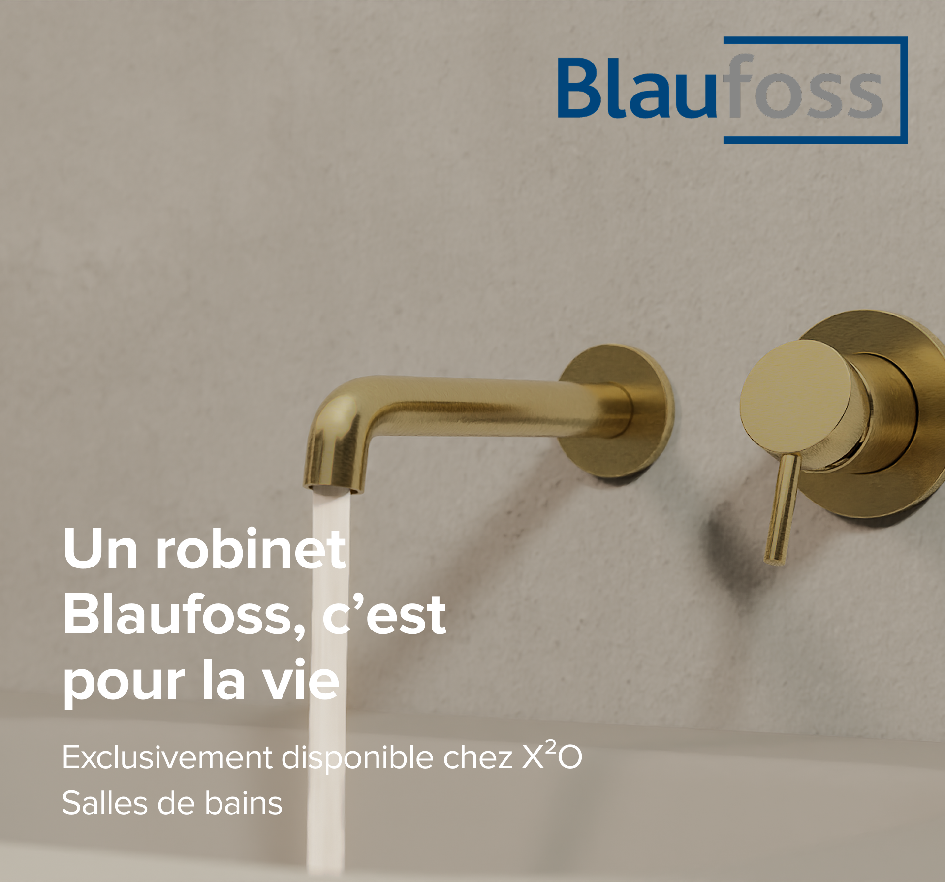 Robinet mural doré de Blaufoss au-dessus d’un lavabo avec mur en béton – disponible exclusivement chez X²O Salles de bains.