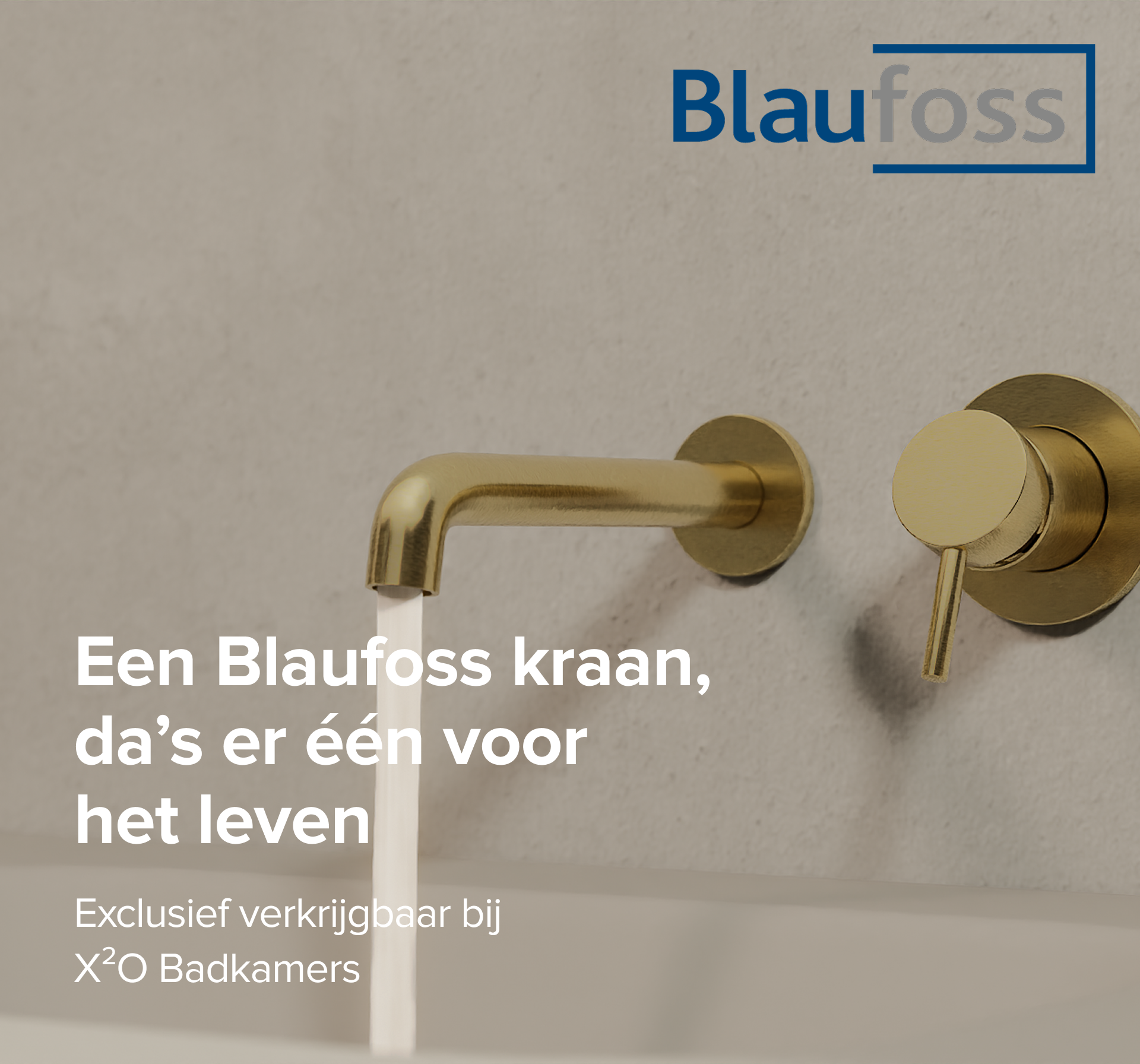 Gouden wandkraan van Blaufoss boven een wastafel met neutrale betonlook achterwand – exclusief verkrijgbaar bij X²O Badkamers.