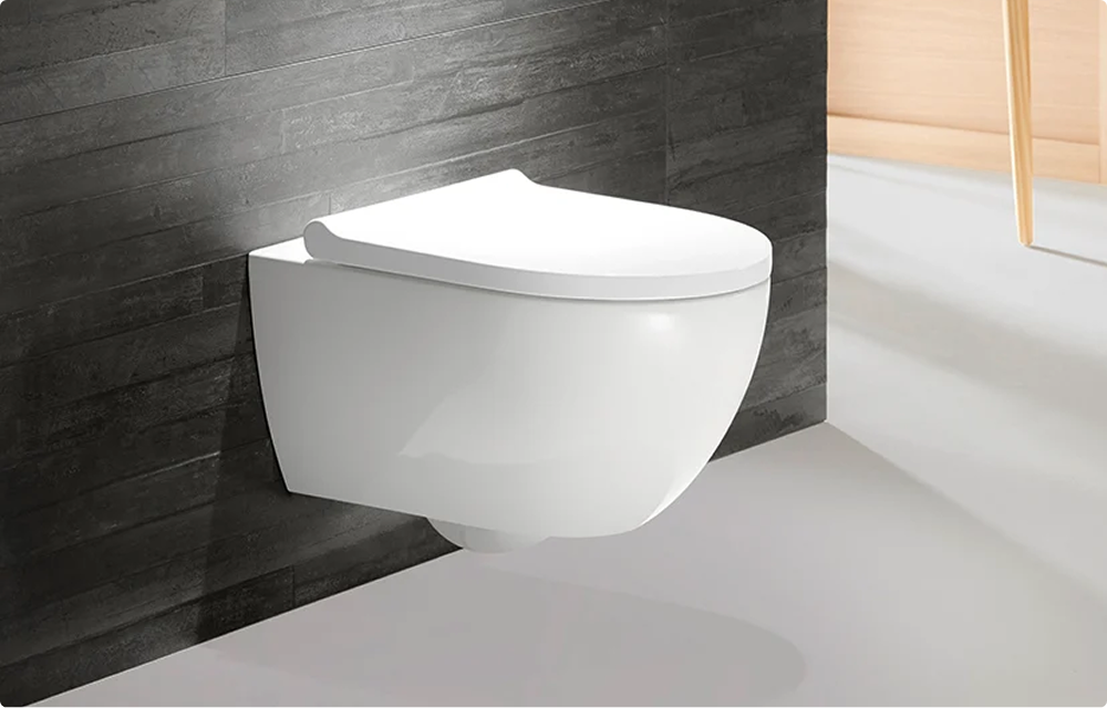 Glänzend weißes Geberit Hänge-WC von x²o Badezimmer vor einer dunklen Fliesenwand in einem modernen Badezimmer.