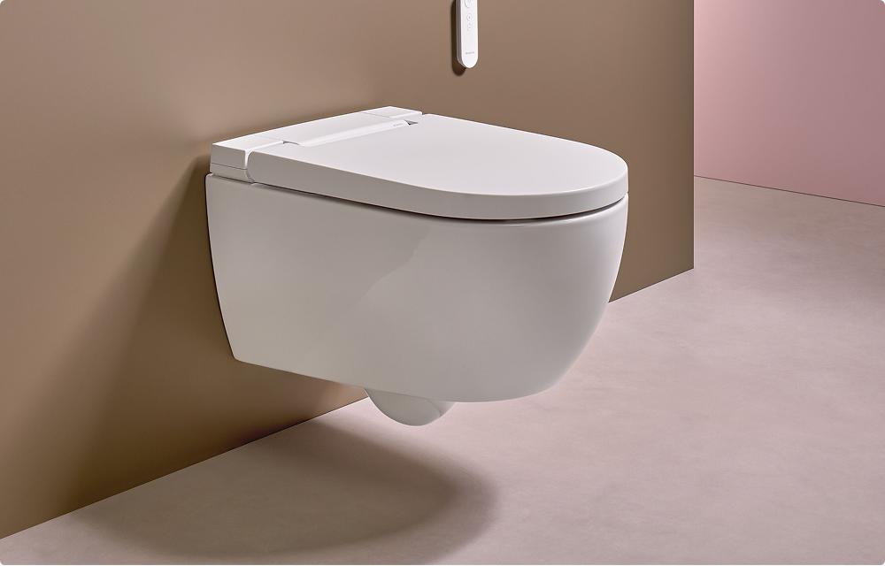 Mattweißes Geberit Dusch-WC von x²o Badezimmer mit schwebendem Design in einem minimalistischen Toilettenraum.
