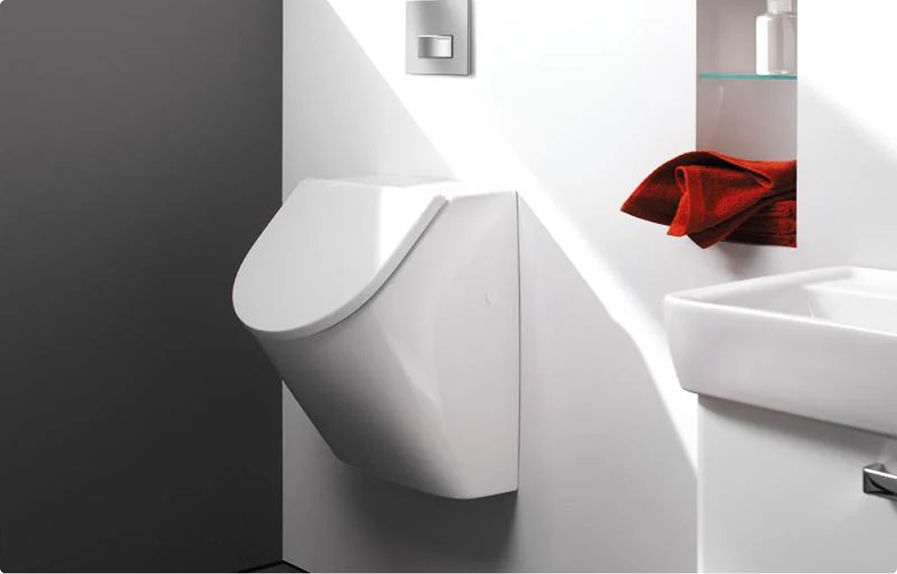 Glänzend weißes Geberit Urinal von x²o Badezimmer mit minimalistischem Design in einem modernen Sanitärraum.